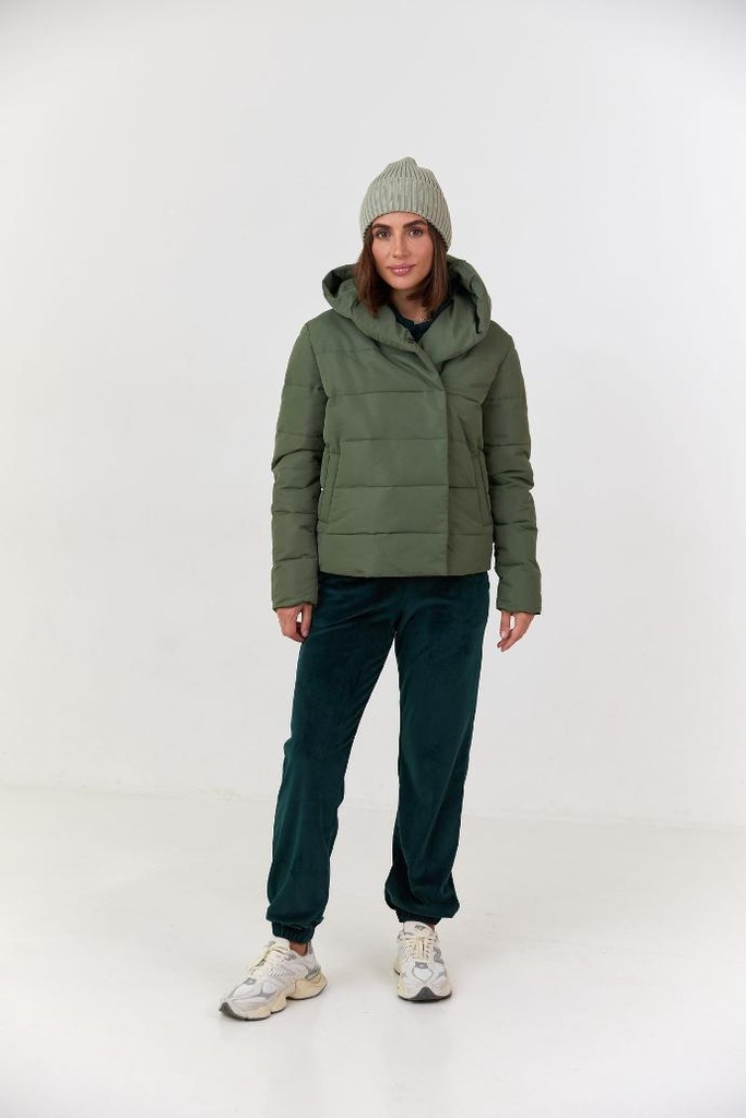 Puffy jacket with snap fasteners