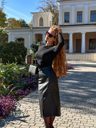 Maxi leather skirt with a front slit 