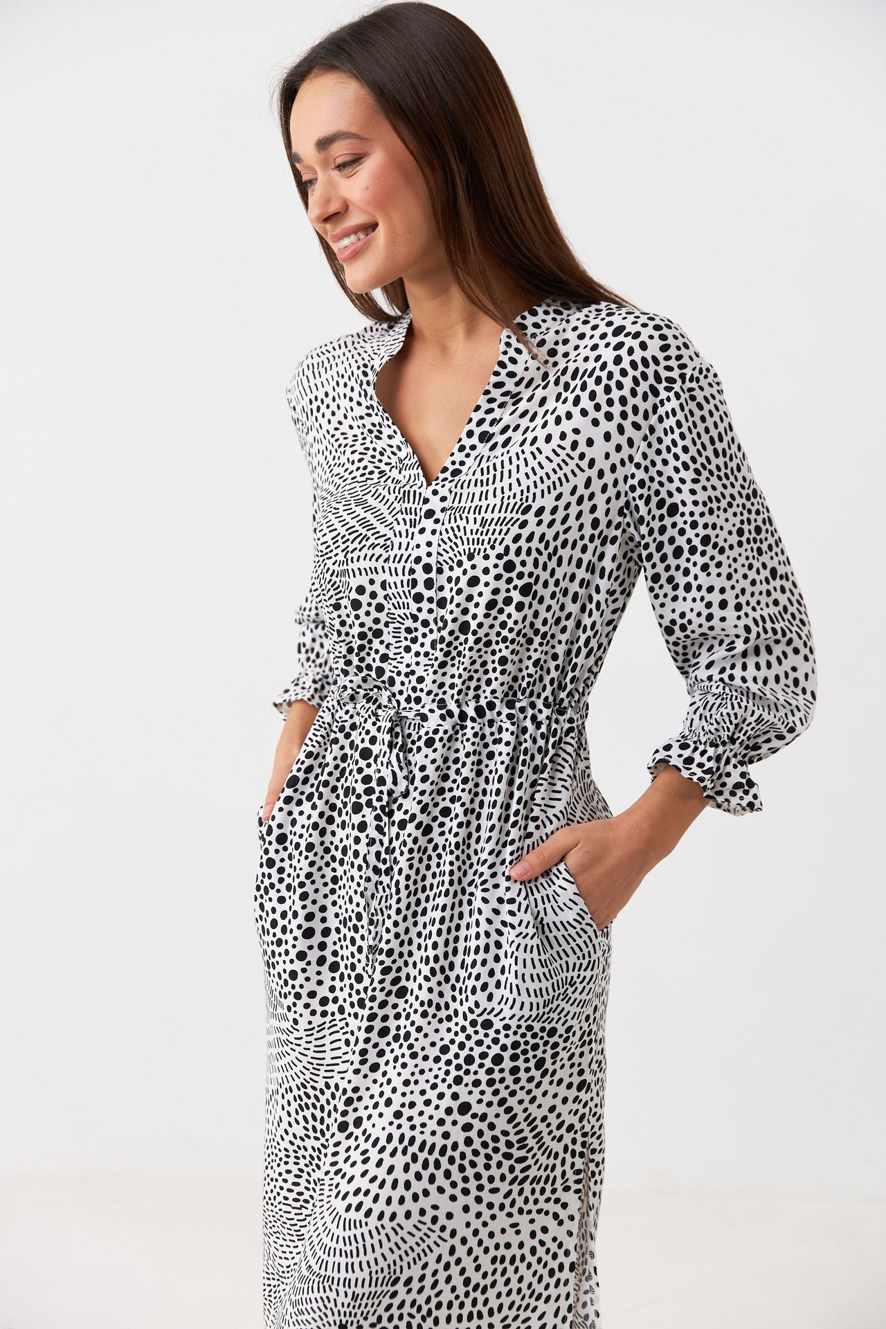 Rochie midi cu șnur reglabil în talie și buzunare
