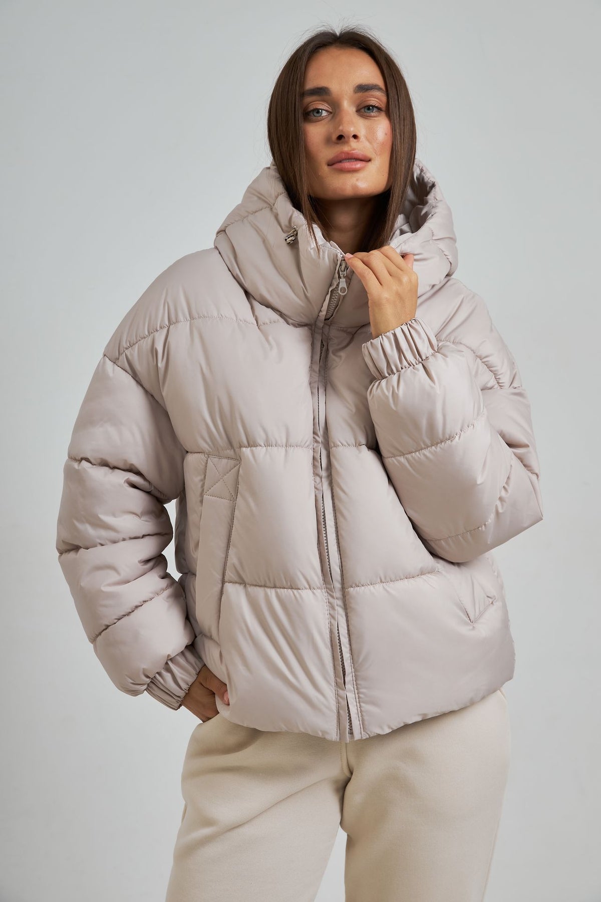 Geacă puffer scurtă cu glugă