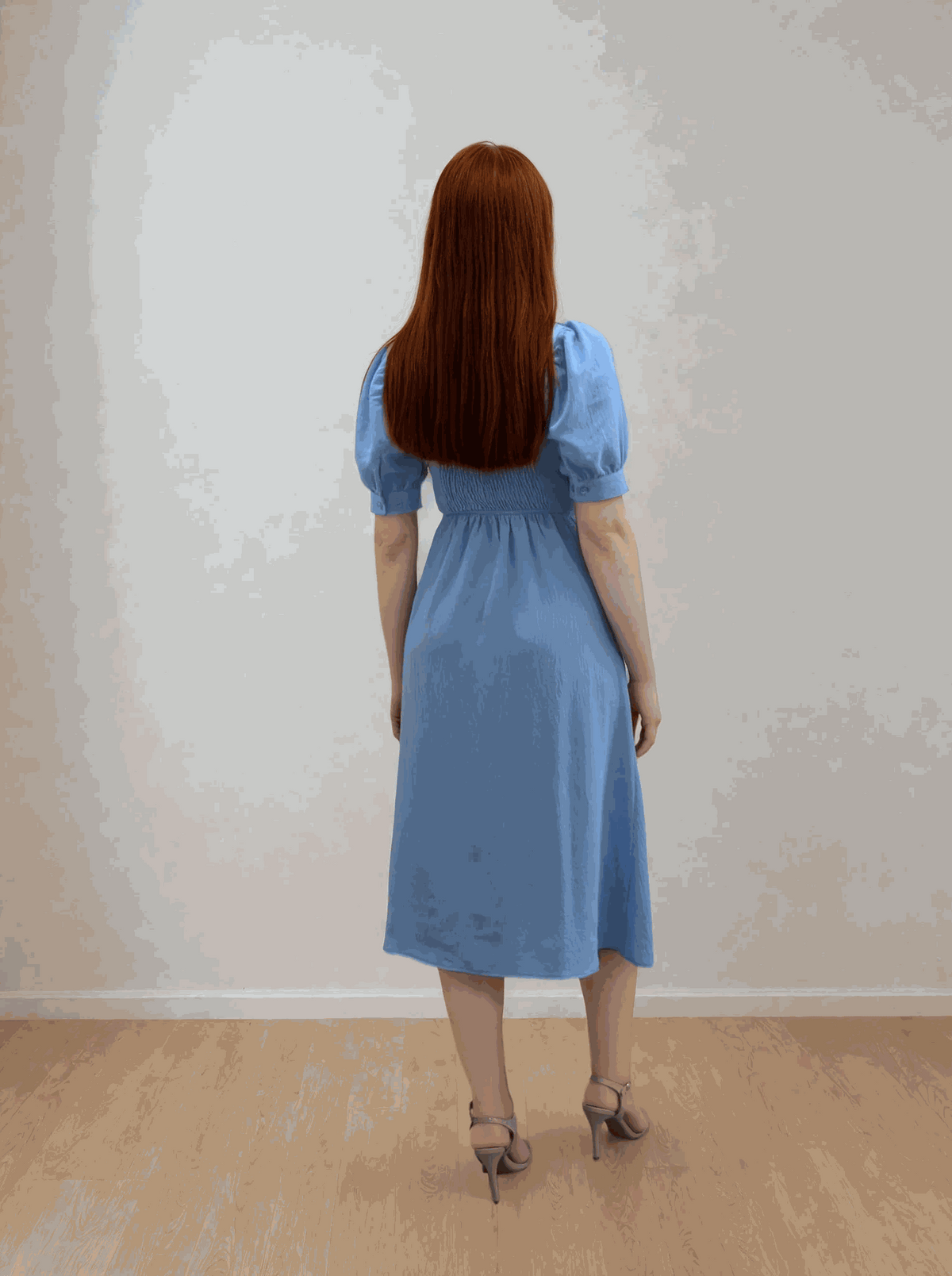 Rochie midi de vară cu bust petrecut