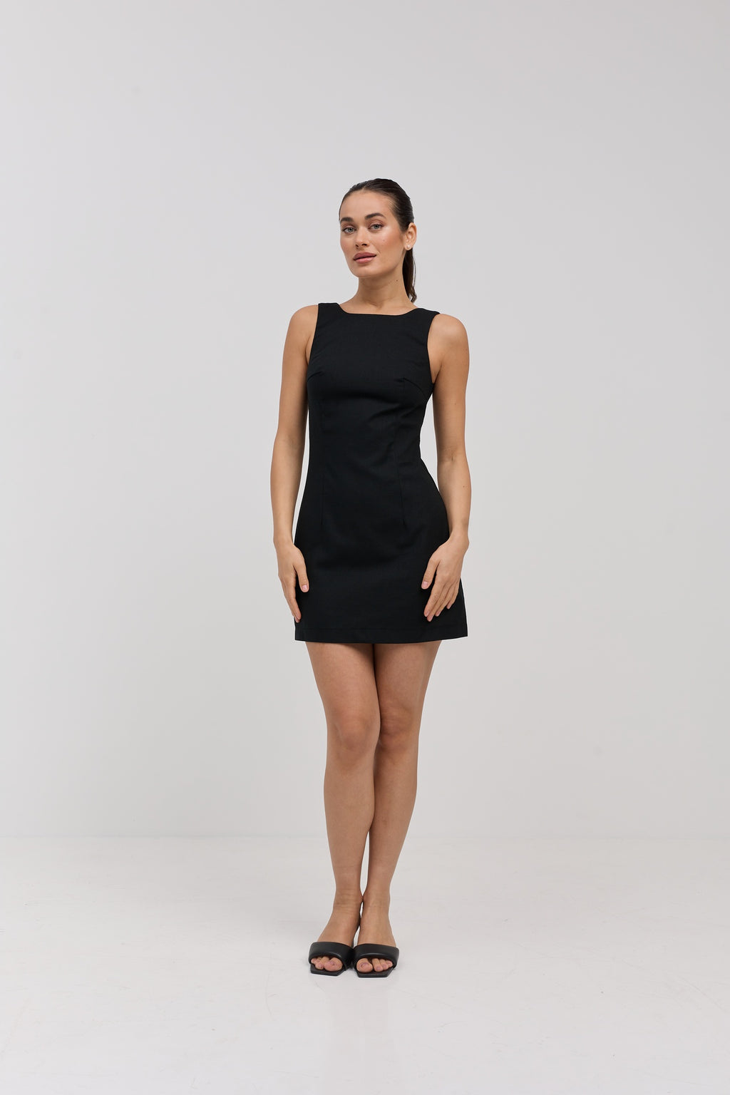 Rochie mini cu in și spatele decupat