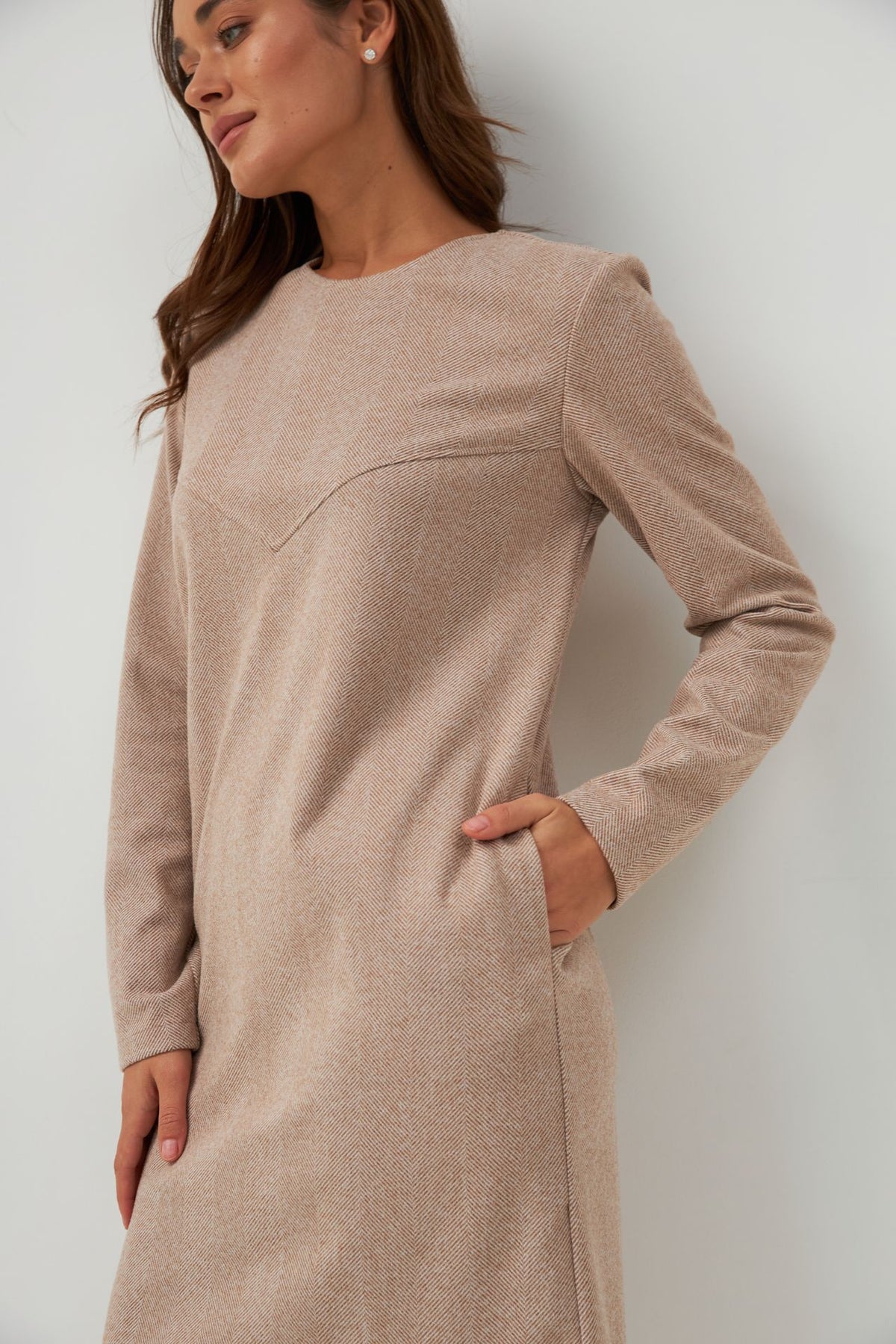 Rochie midi dreaptă din stofă cu cusături decorative