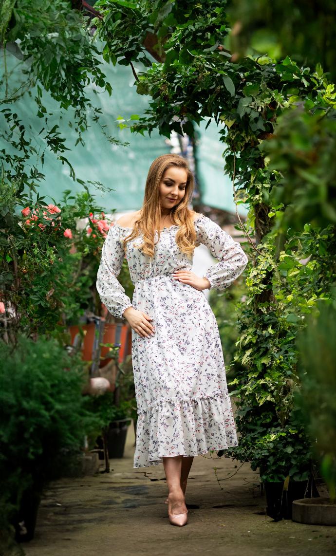 Rochie cu mânecă lungă și umerii goi