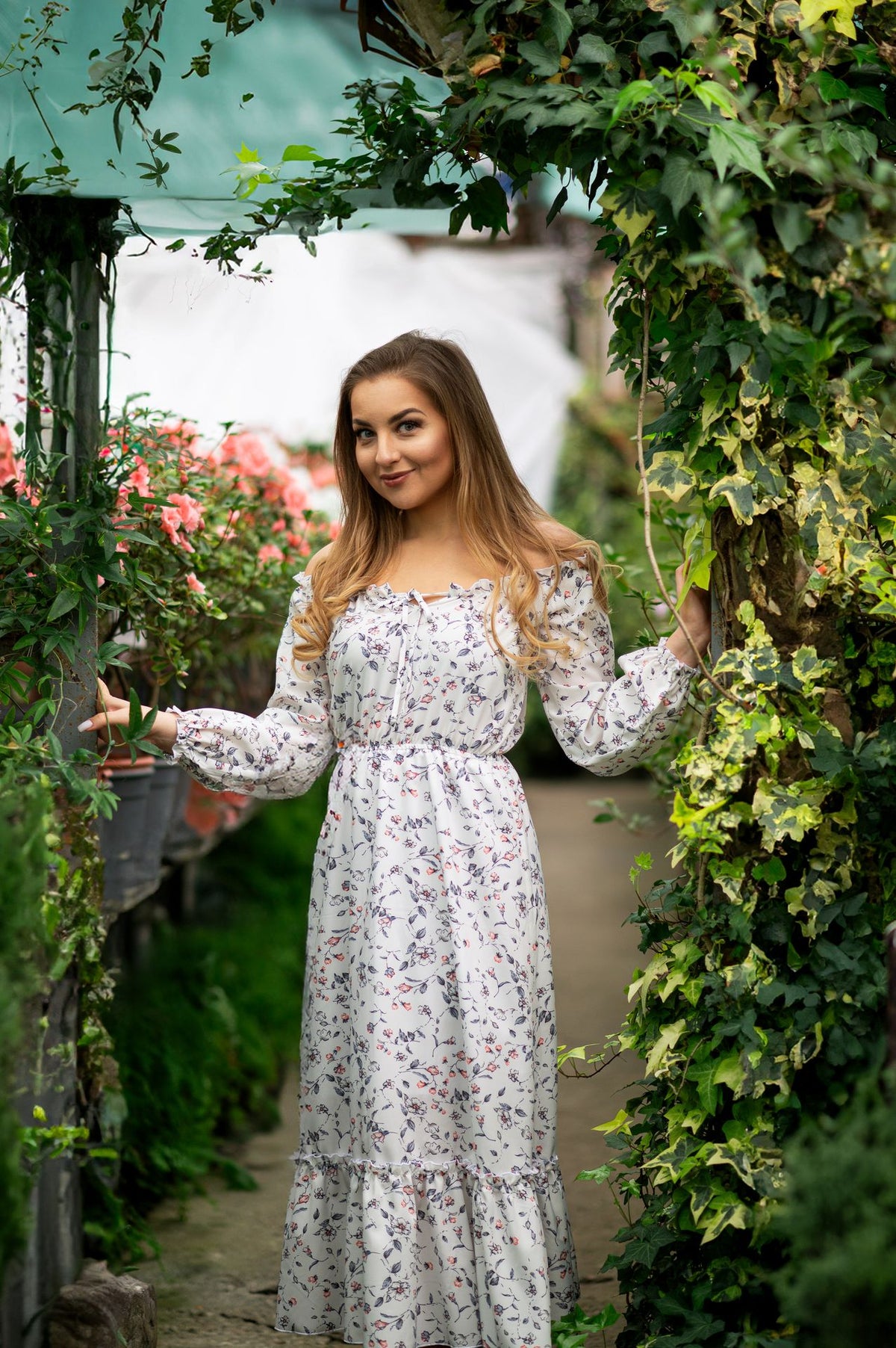 Rochie cu mânecă lungă și umerii goi