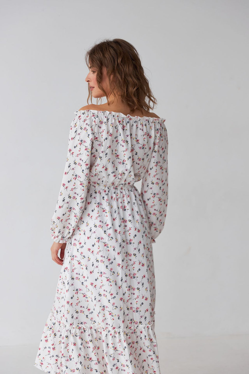 Rochie cu mânecă lungă și umerii goi
