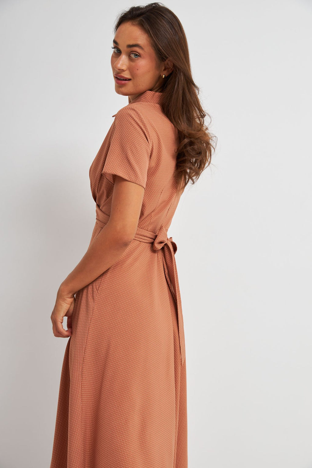 Rochie midi cu detaliu răsucit și mânecă scurtă
