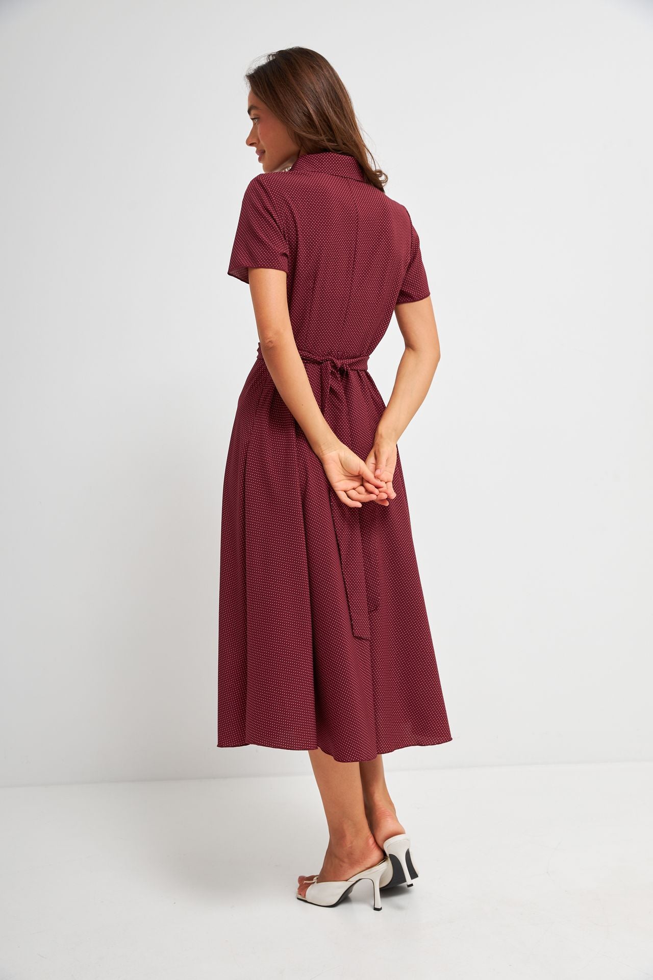 Rochie midi cu detaliu răsucit și mânecă scurtă