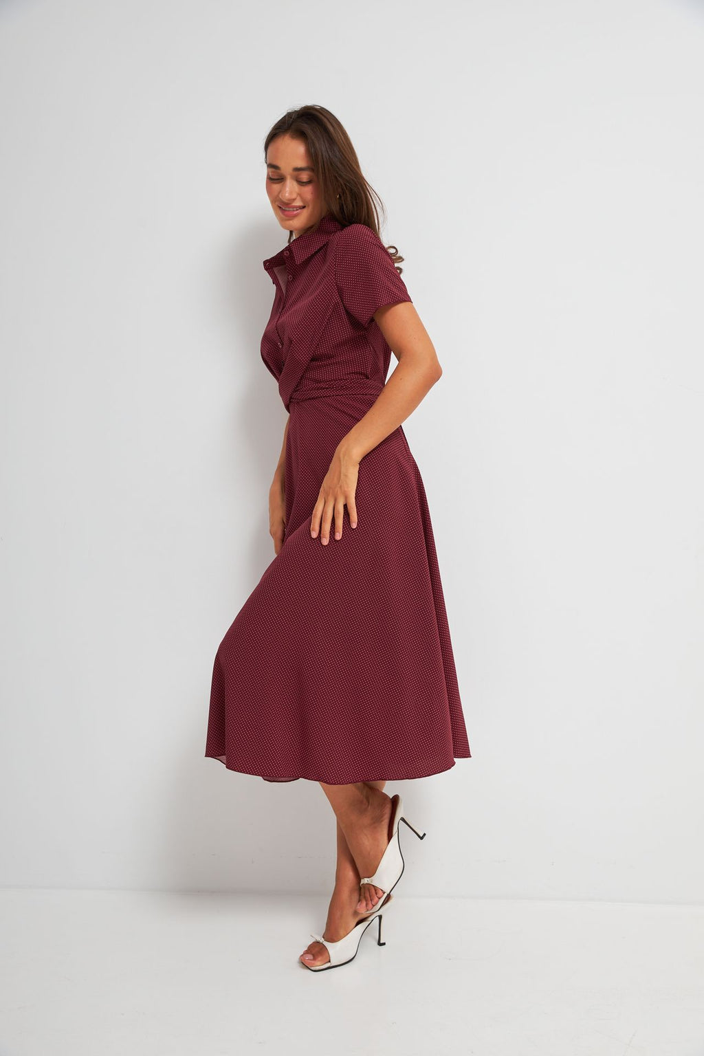 Rochie midi cu detaliu răsucit și mânecă scurtă