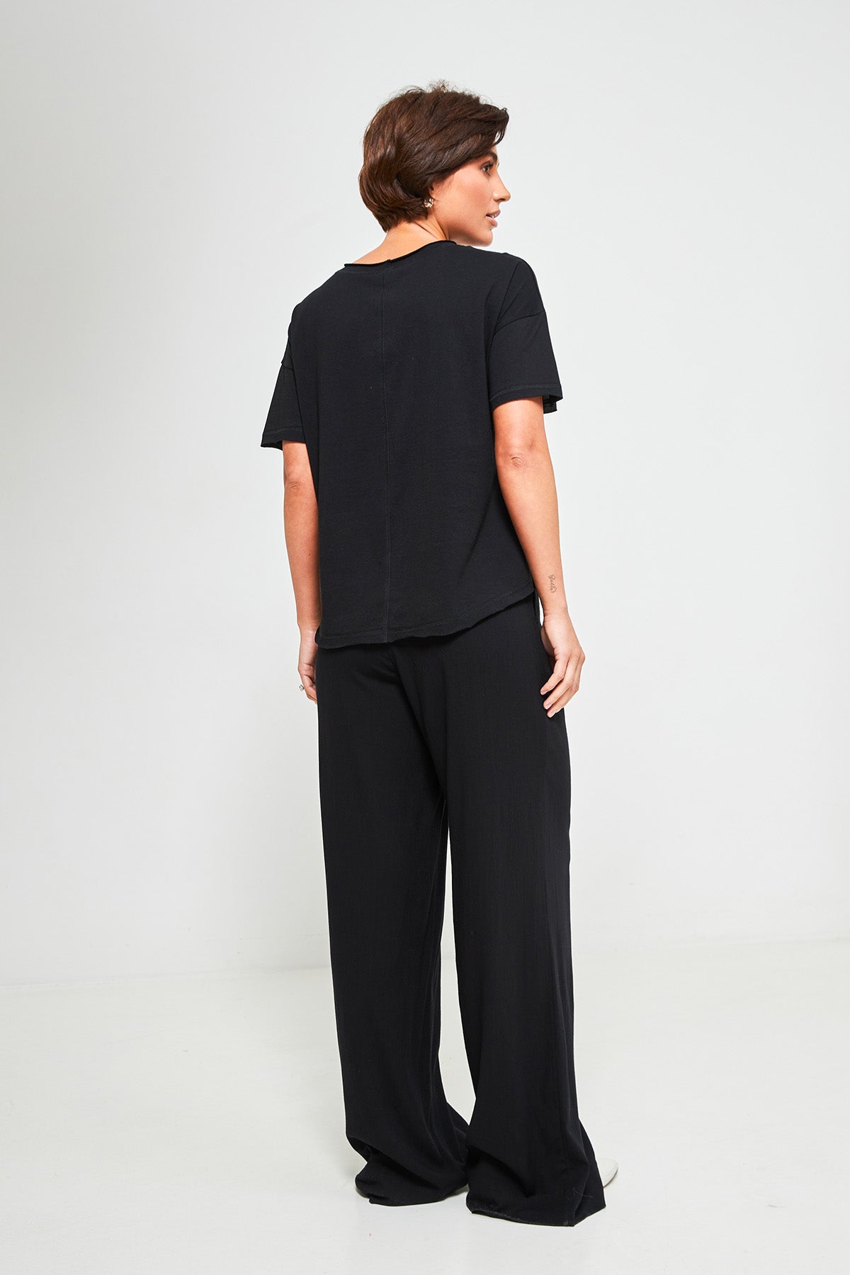 Pantaloni palazzo cu talie elastică și buzunare