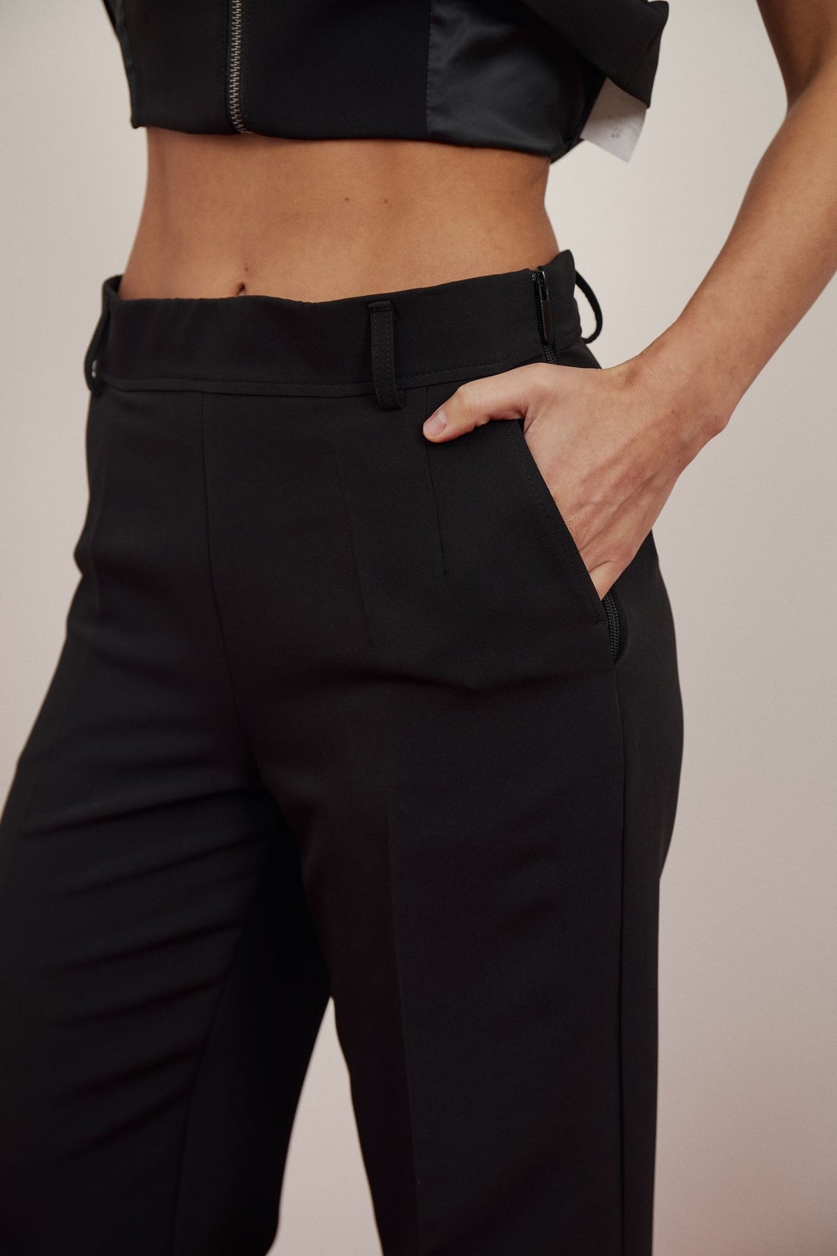 Pantaloni evazați cu talie înaltă