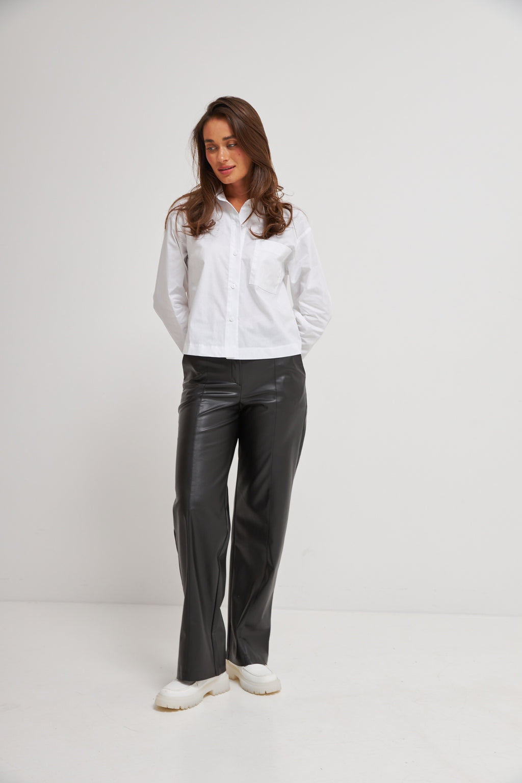 Pantaloni palazzo din piele cu talie elastică