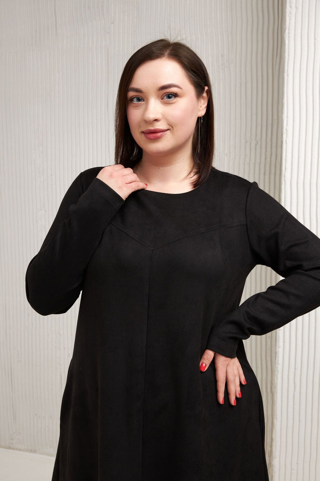 Rochie midi lejeră din piele întoarsă cu cusături decorative și mânecă lungă