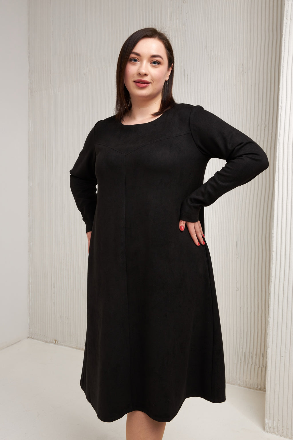 Rochie midi lejeră din piele întoarsă cu cusături decorative și mânecă lungă