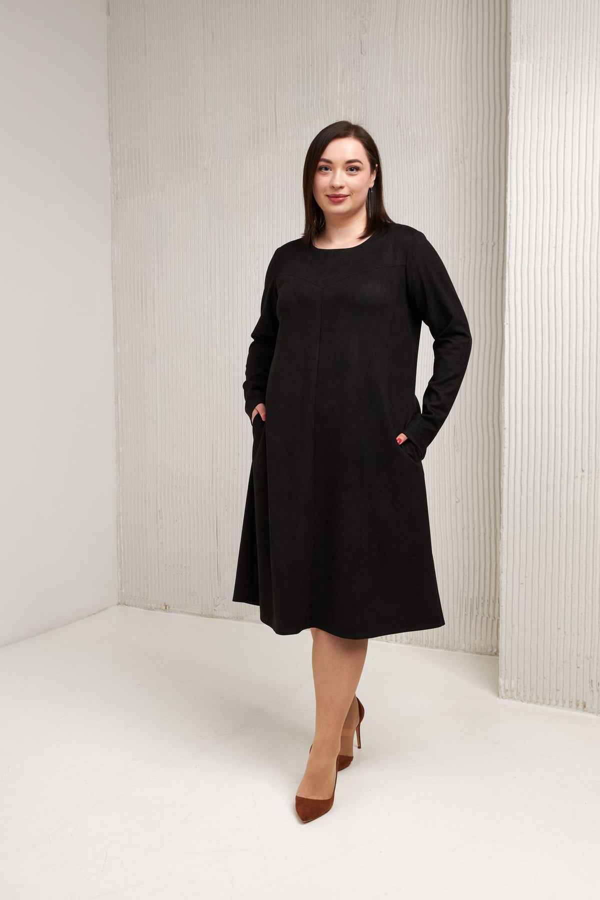Rochie midi lejeră din piele întoarsă cu cusături decorative și mânecă lungă