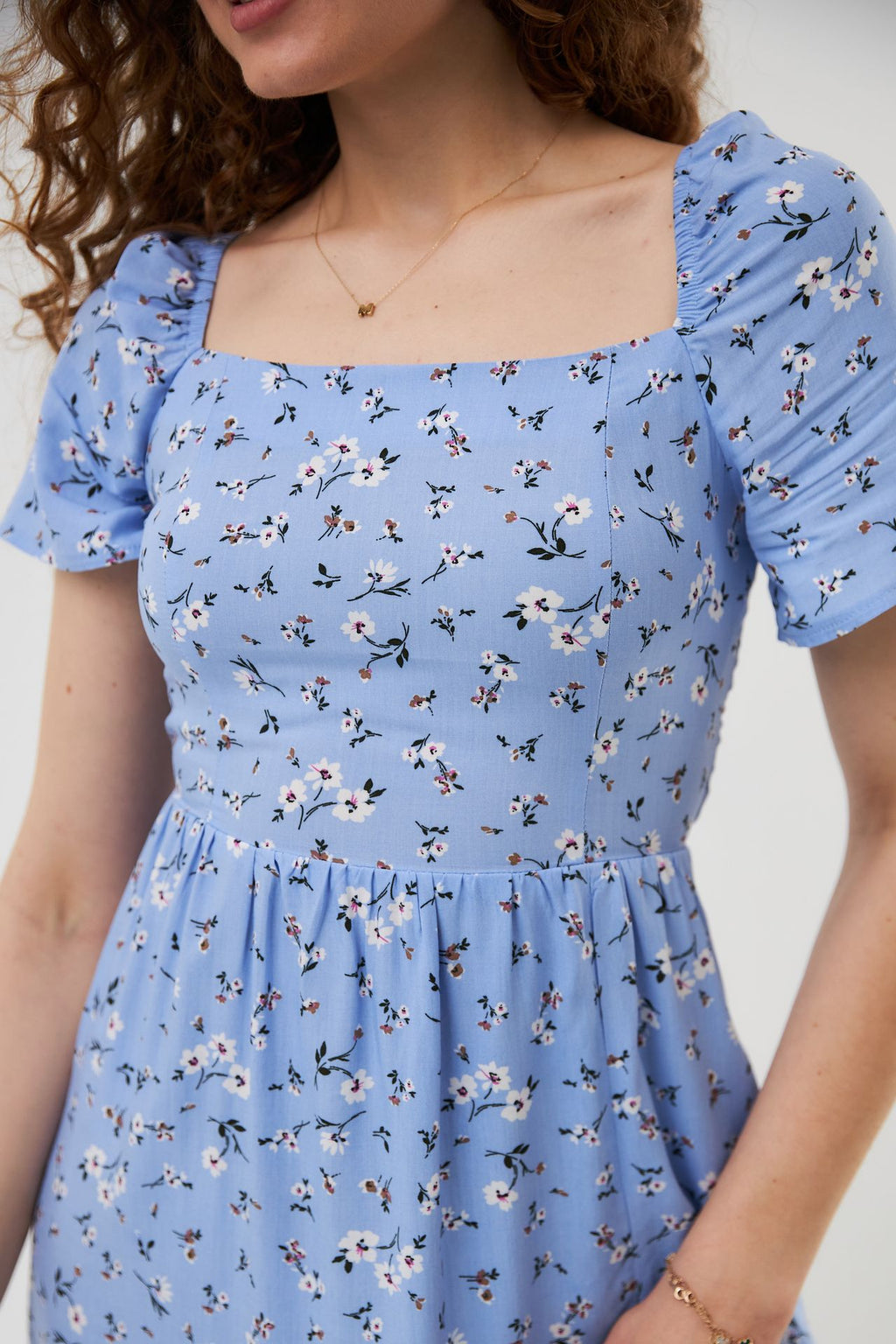 Rochie midi de vară din vâscoză tip ștapel cu șliț