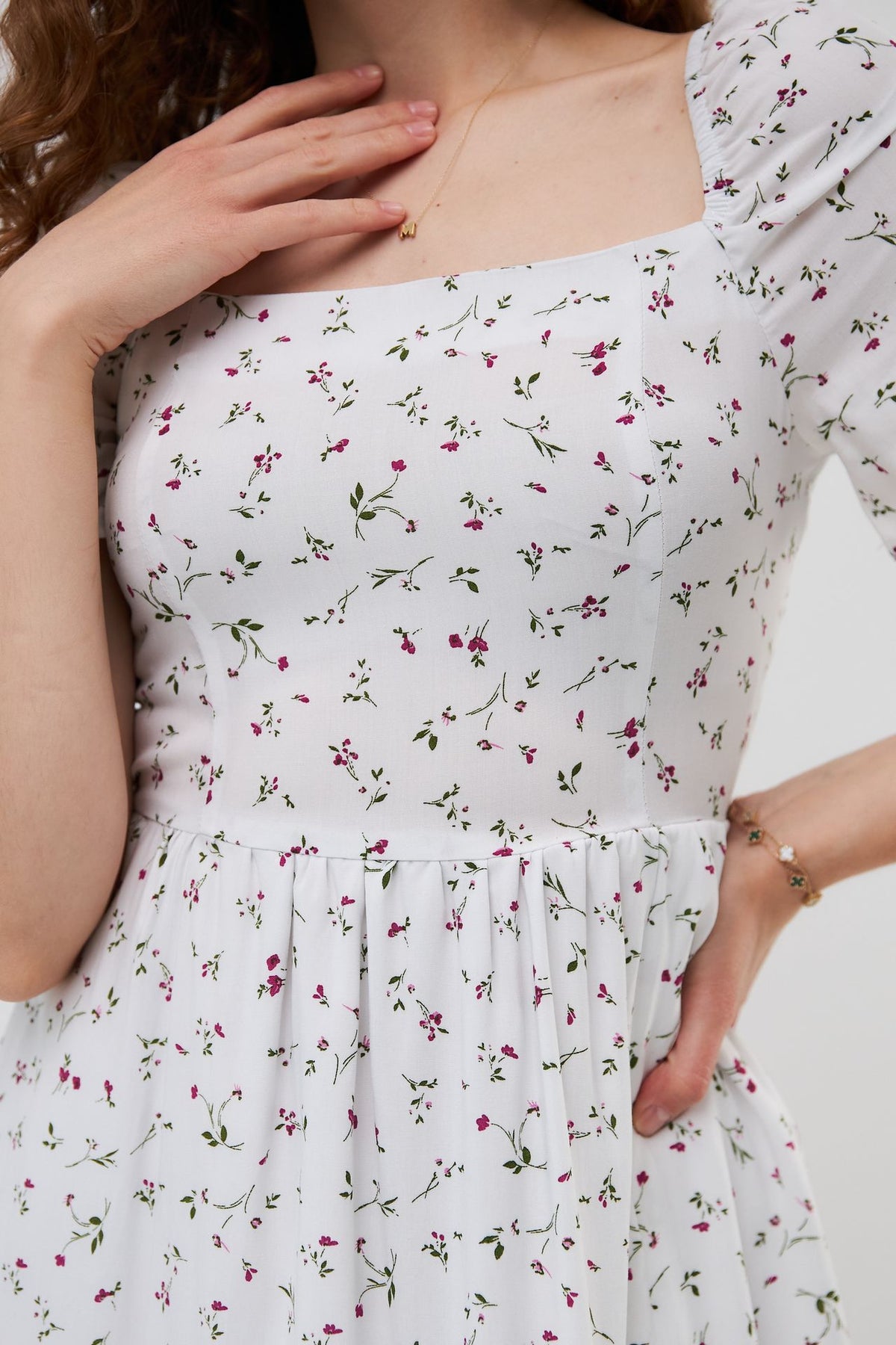 Rochie midi de vară din vâscoză tip ștapel cu șliț