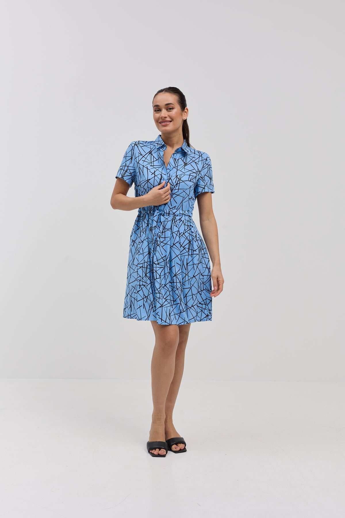 Rochie mini cu nasturi și cordon