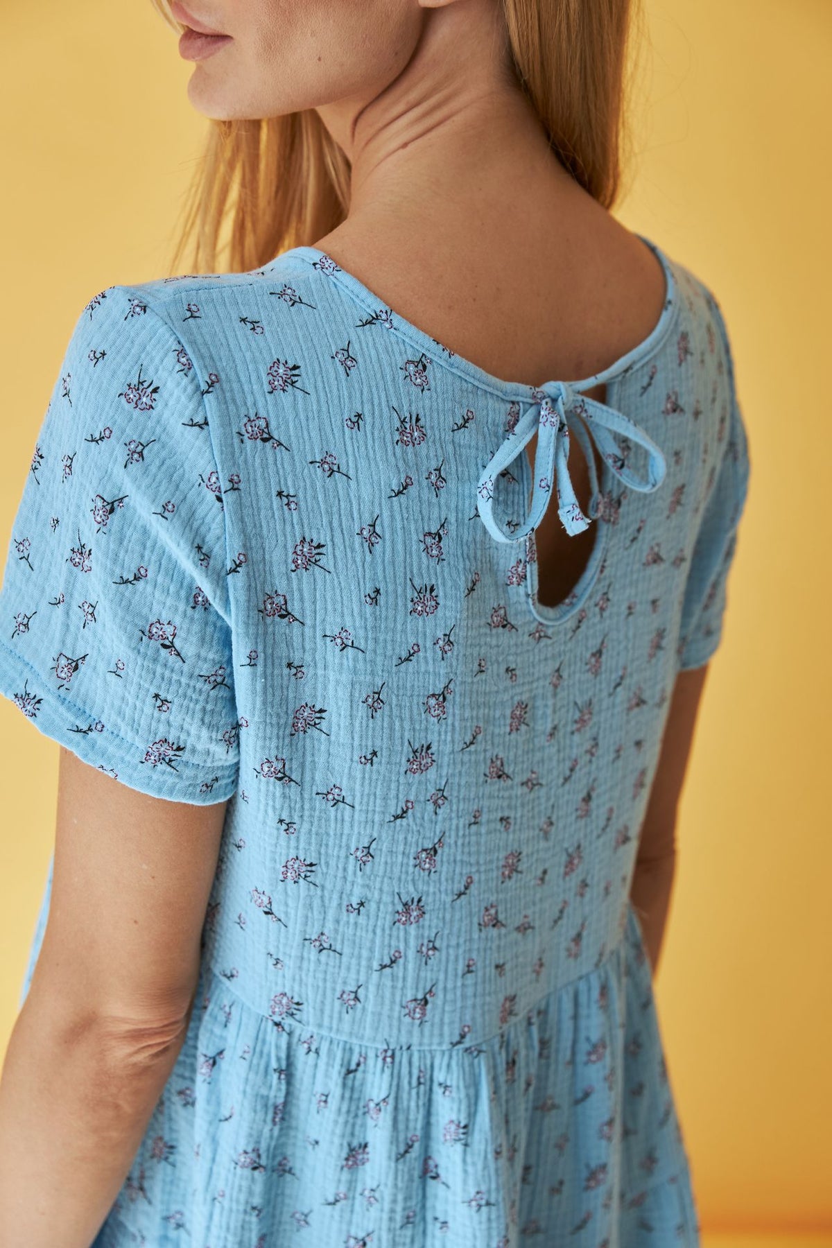 Rochie mini din muselină cu trei volane