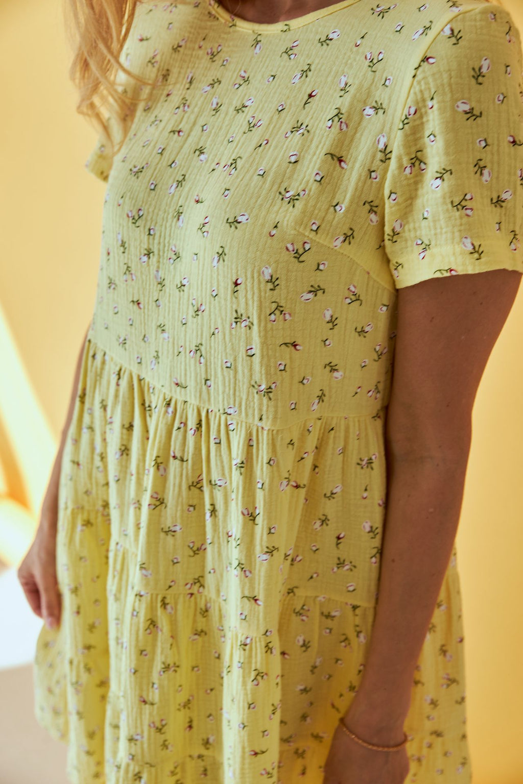 Rochie mini din muselină cu trei volane