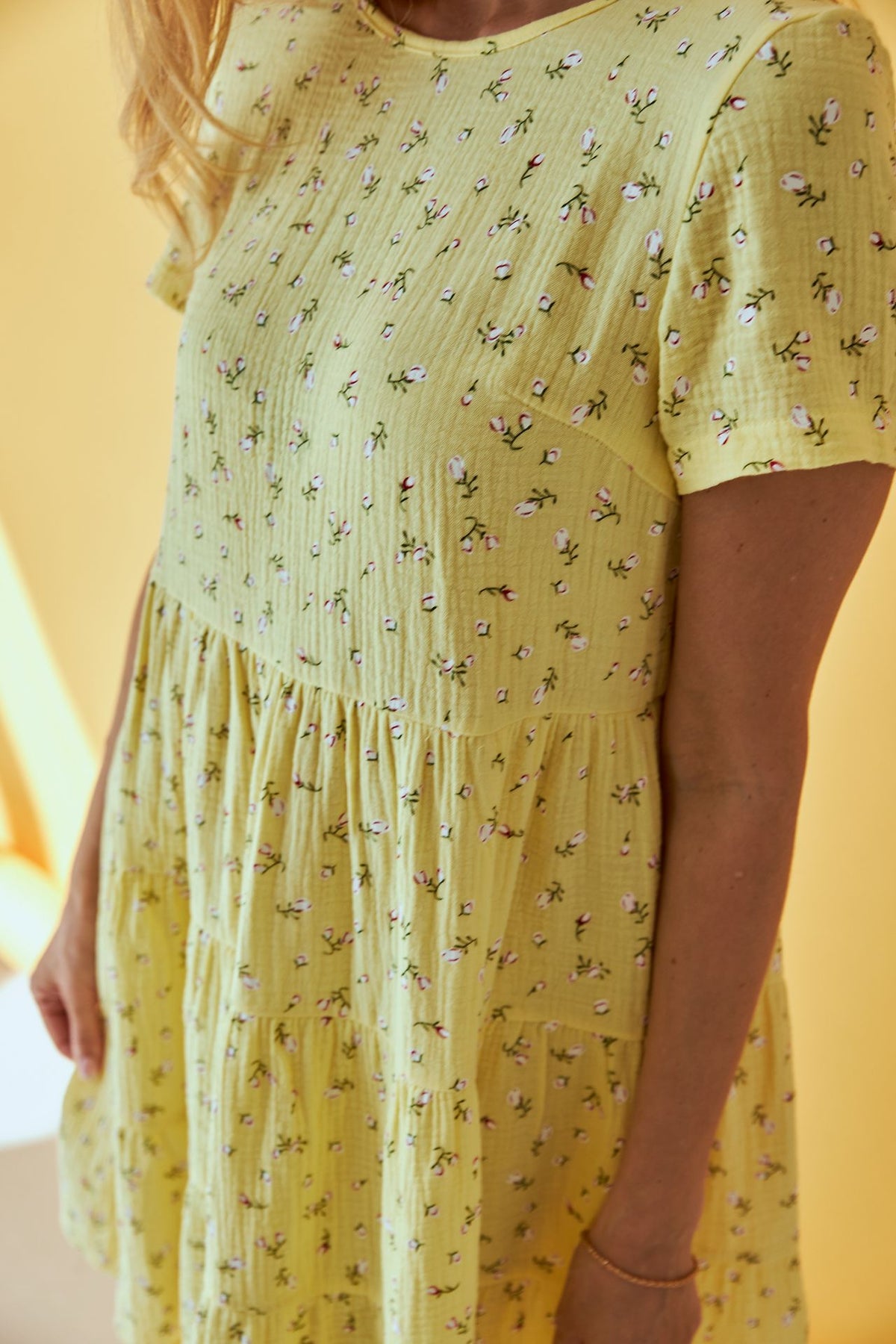 Rochie mini din muselină cu trei volane