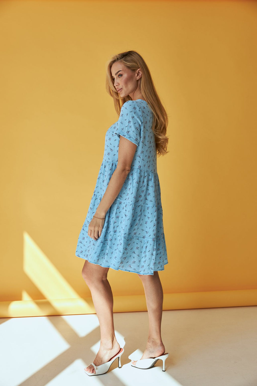 Rochie mini din muselină cu trei volane