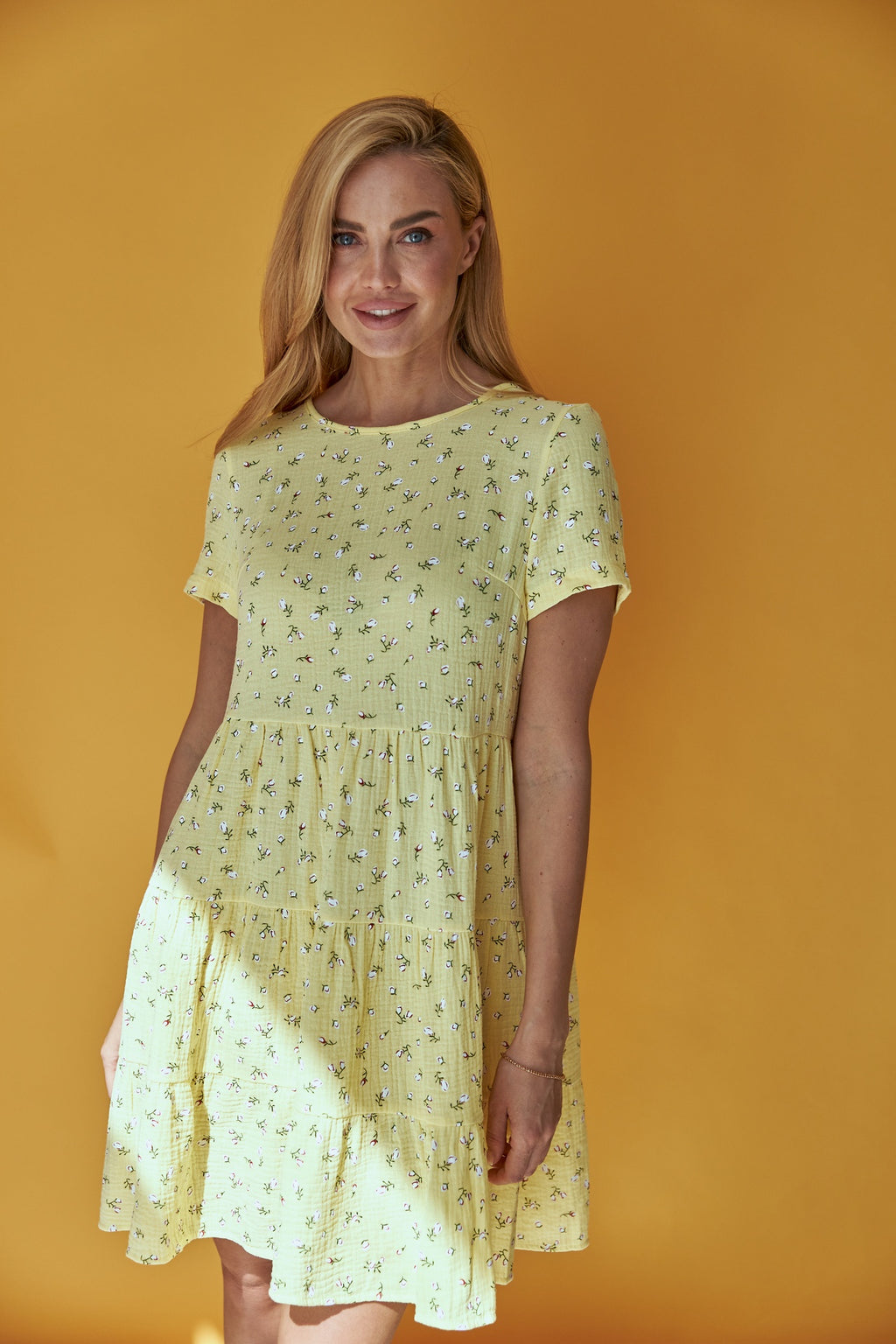 Rochie mini din muselină cu trei volane
