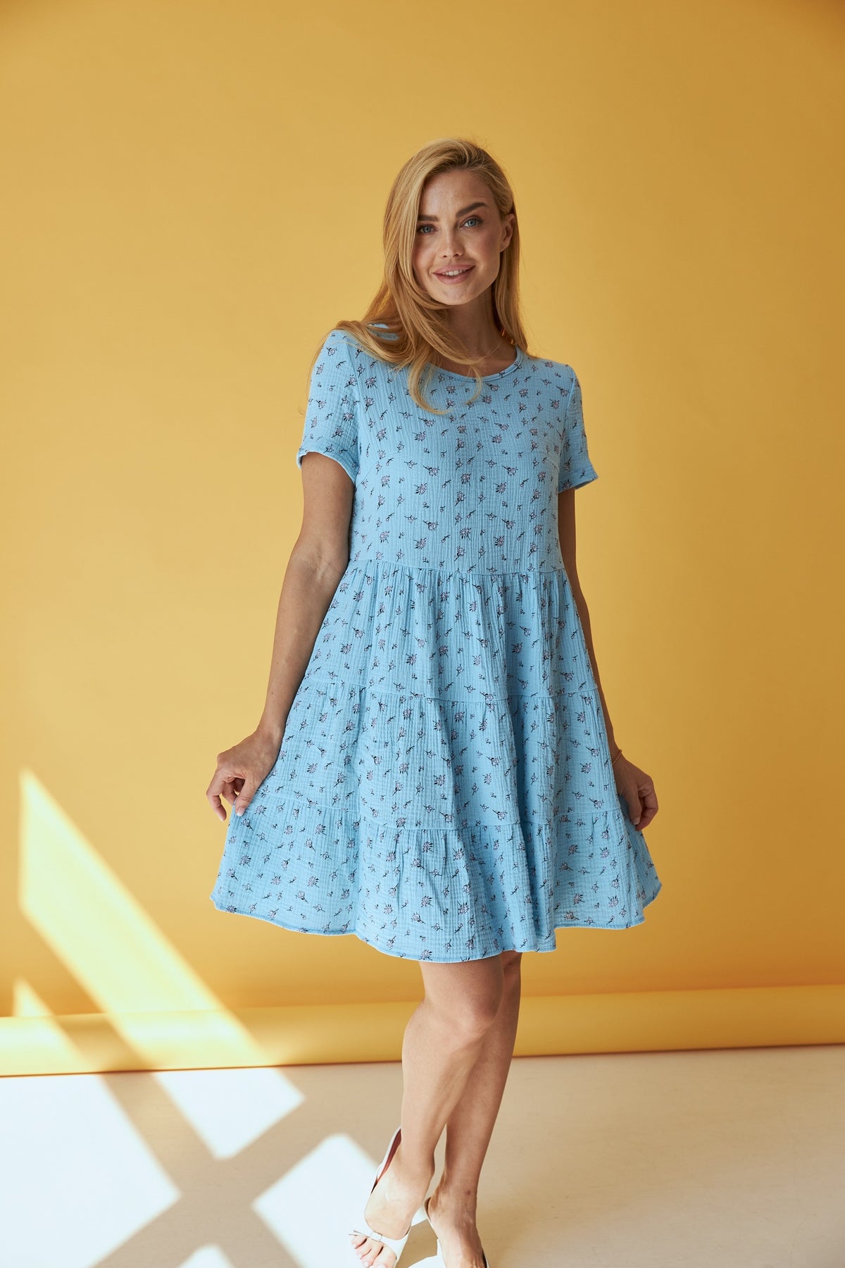 Rochie mini din muselină cu trei volane