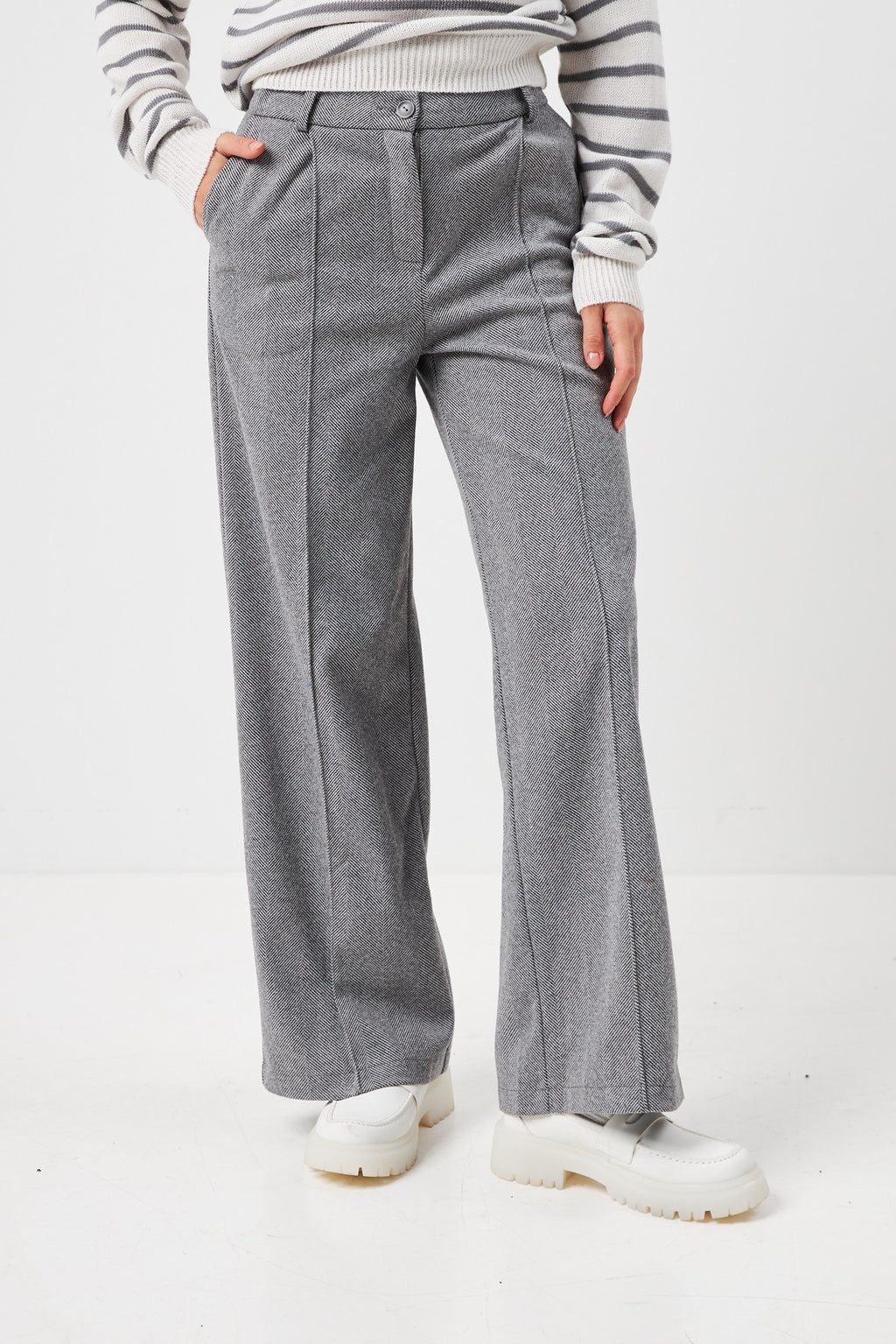 Pantaloni cu dungă cusută