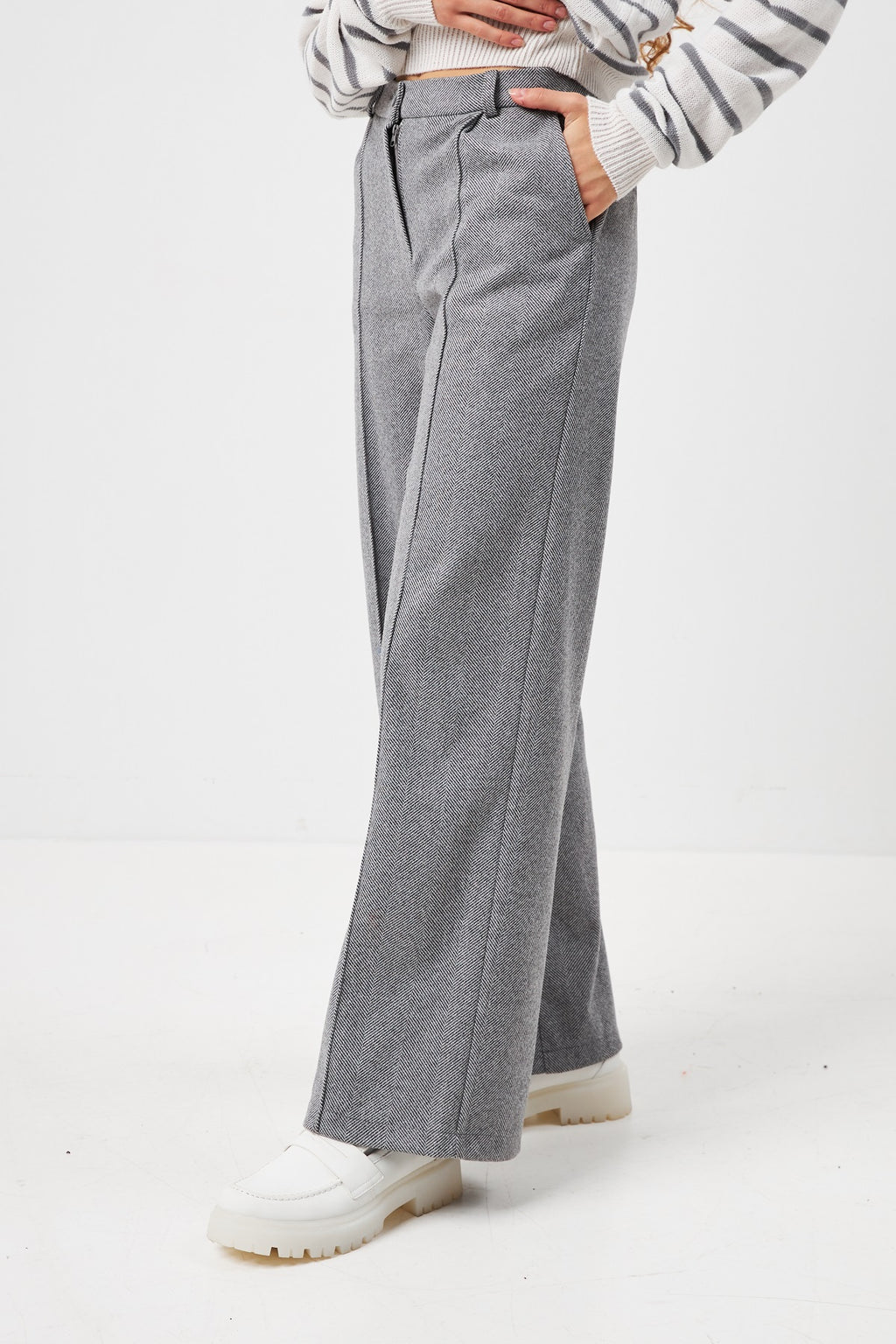 Pantaloni cu dungă cusută
