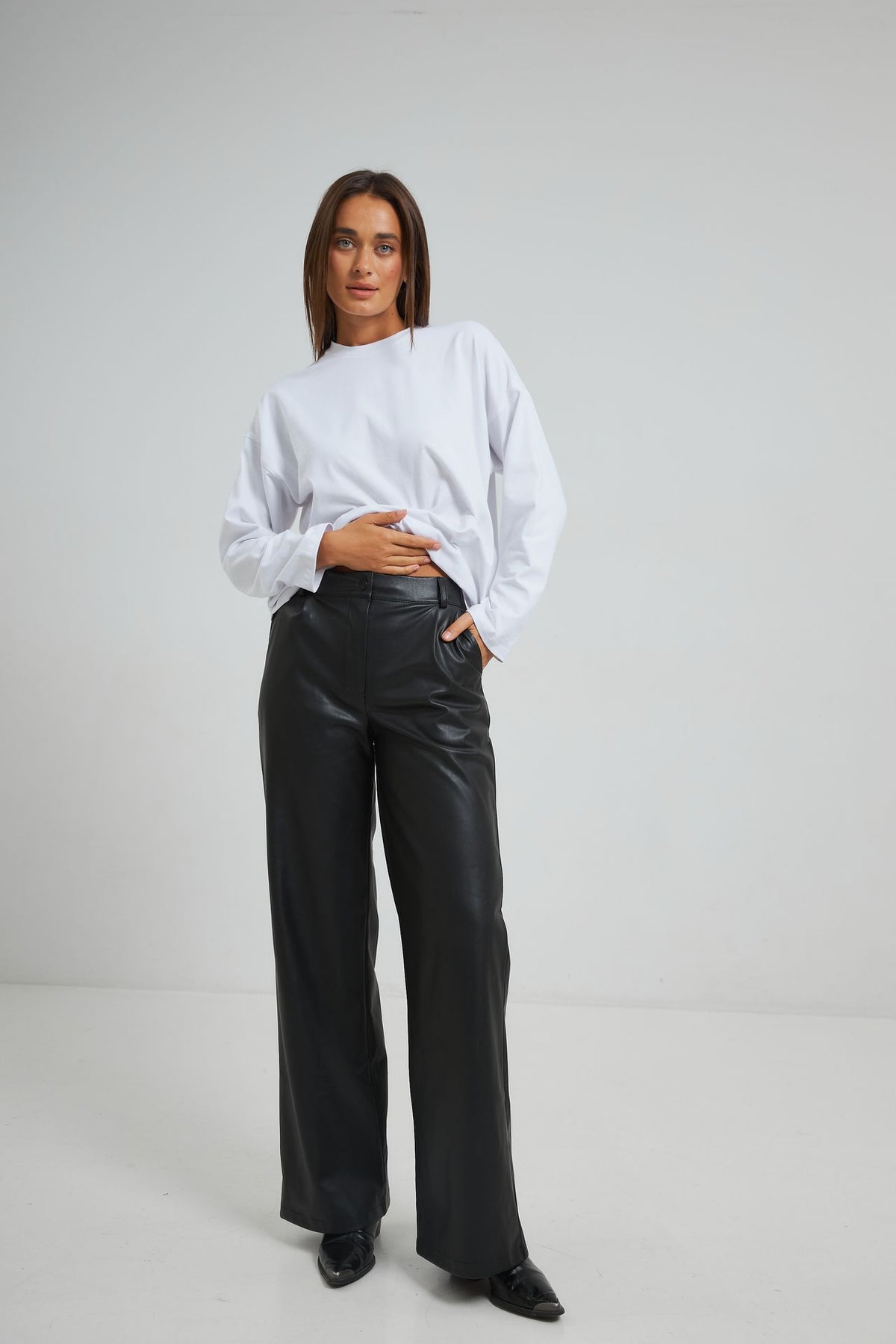 Pantaloni din piele ecologică