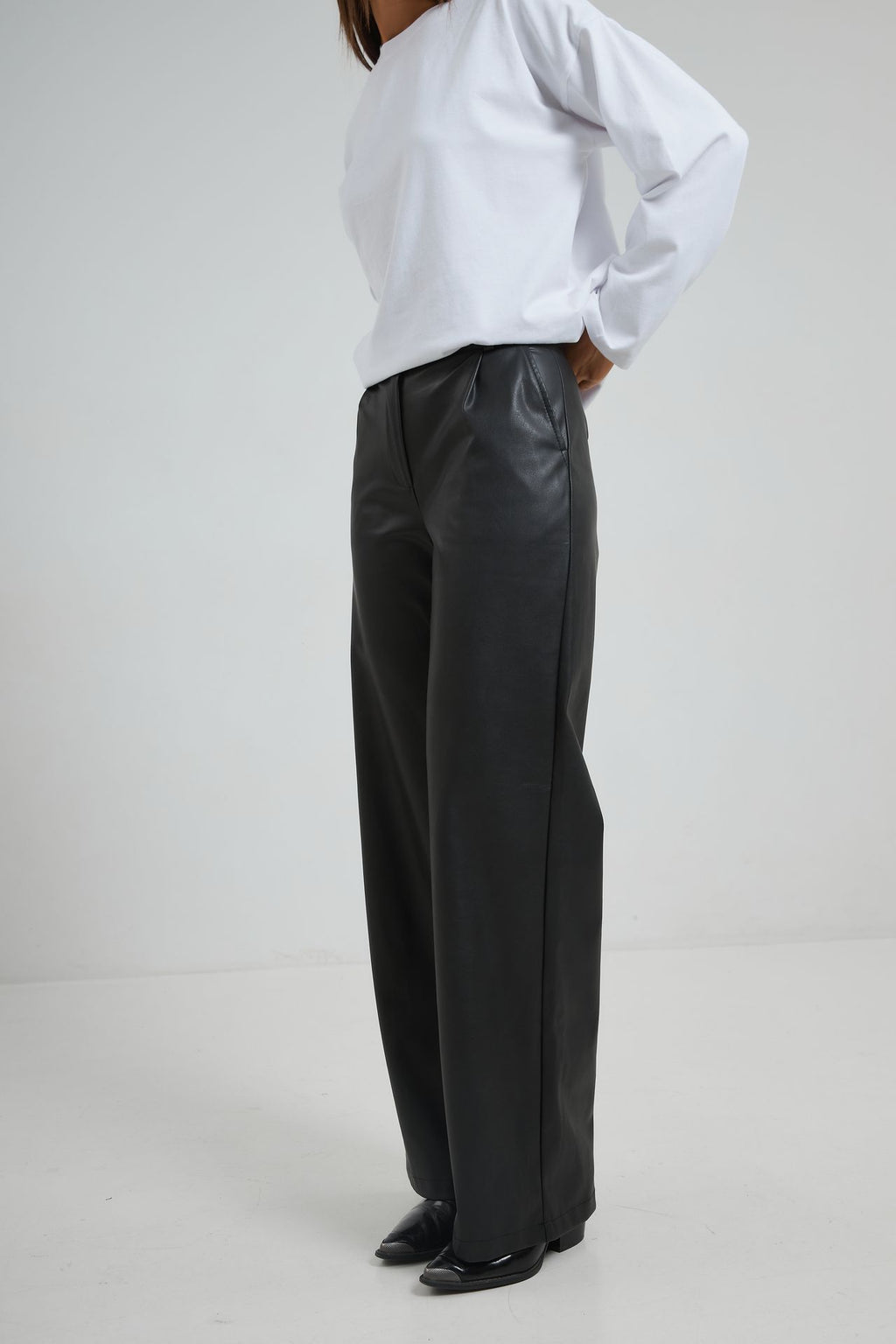 Pantaloni din piele ecologică
