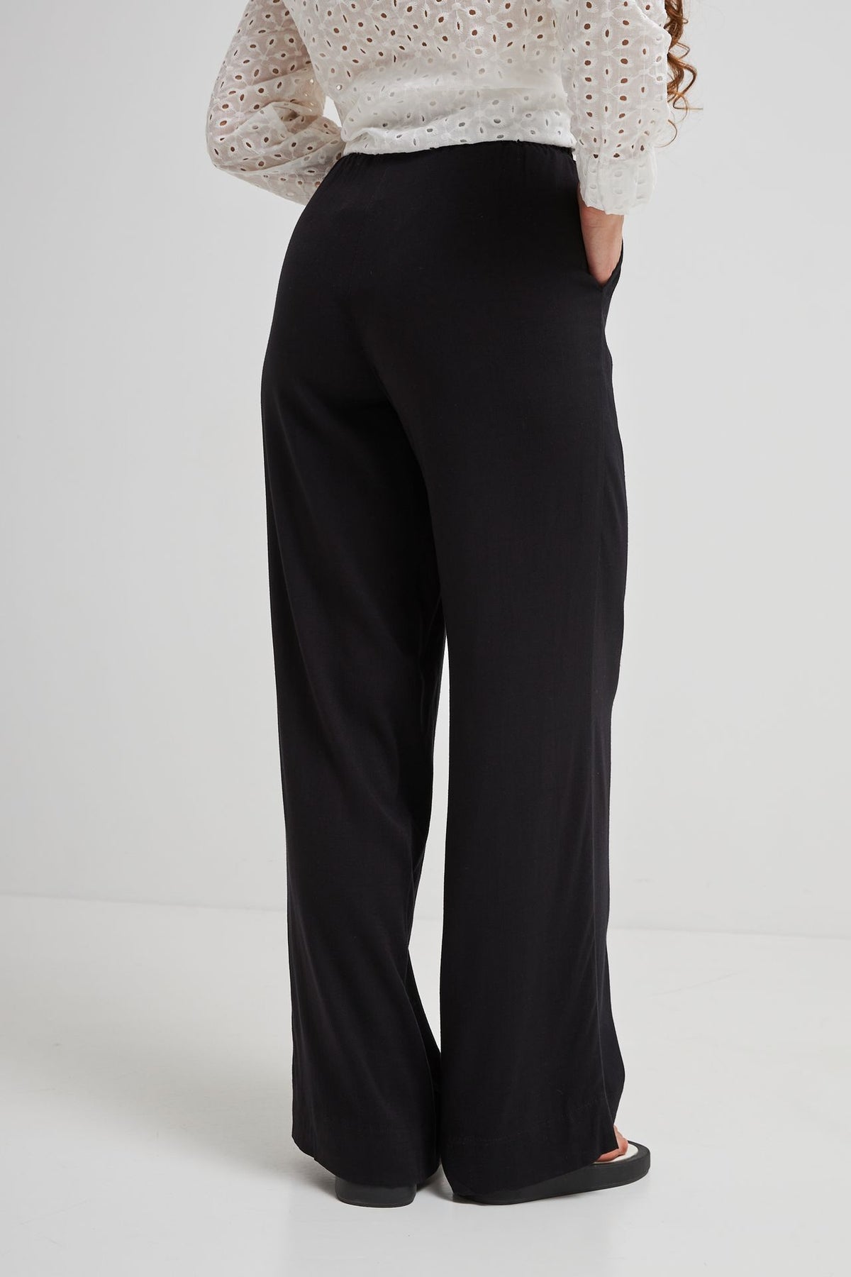 Pantaloni palazzo cu talie elastică și buzunare aplicate