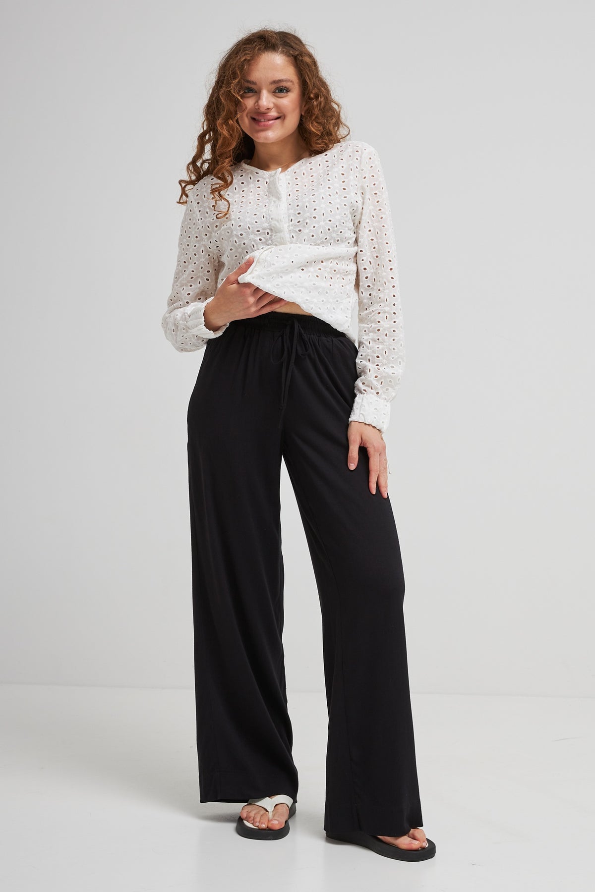 Pantaloni palazzo cu talie elastică și buzunare aplicate