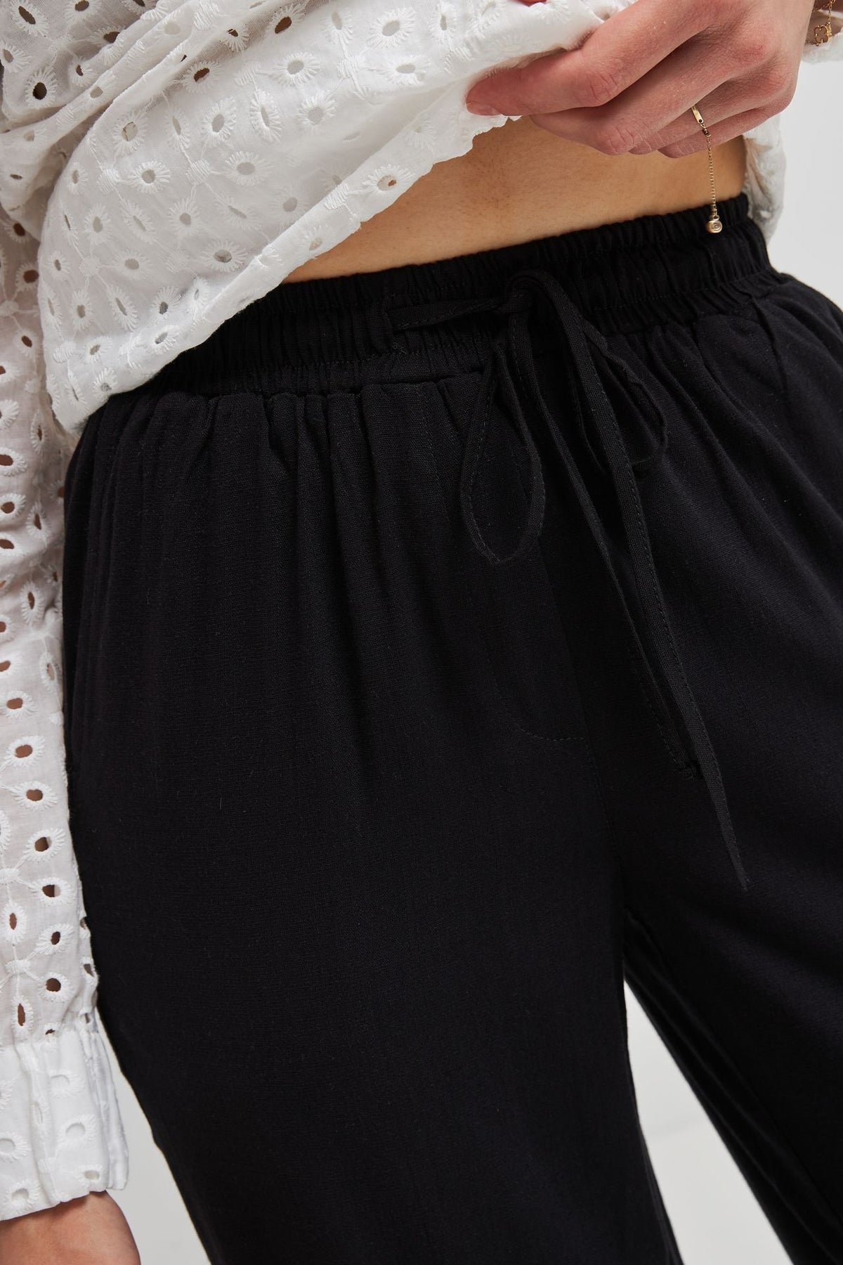Pantaloni palazzo cu talie elastică și buzunare aplicate