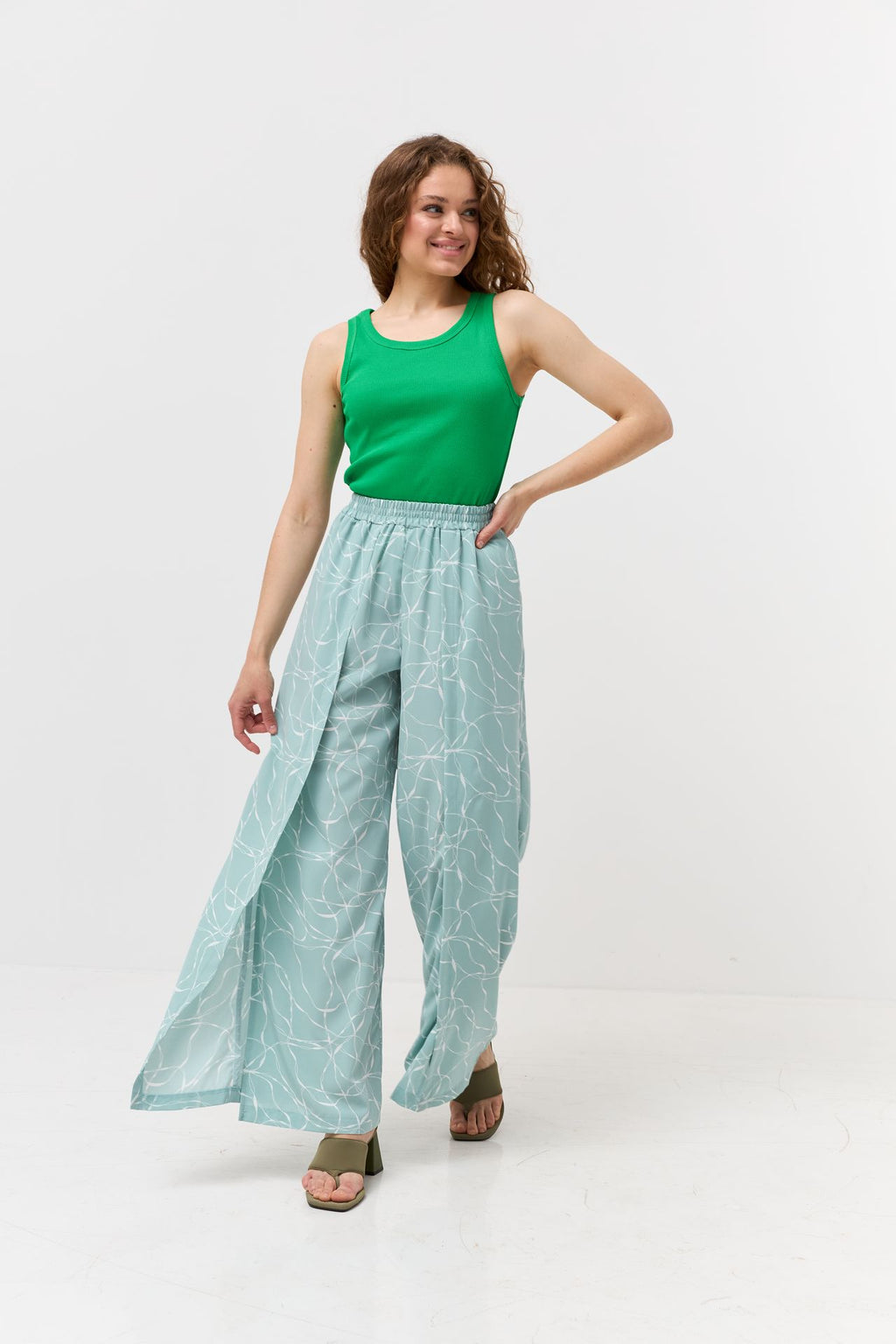 Pantaloni palazzo cu efect petrecut