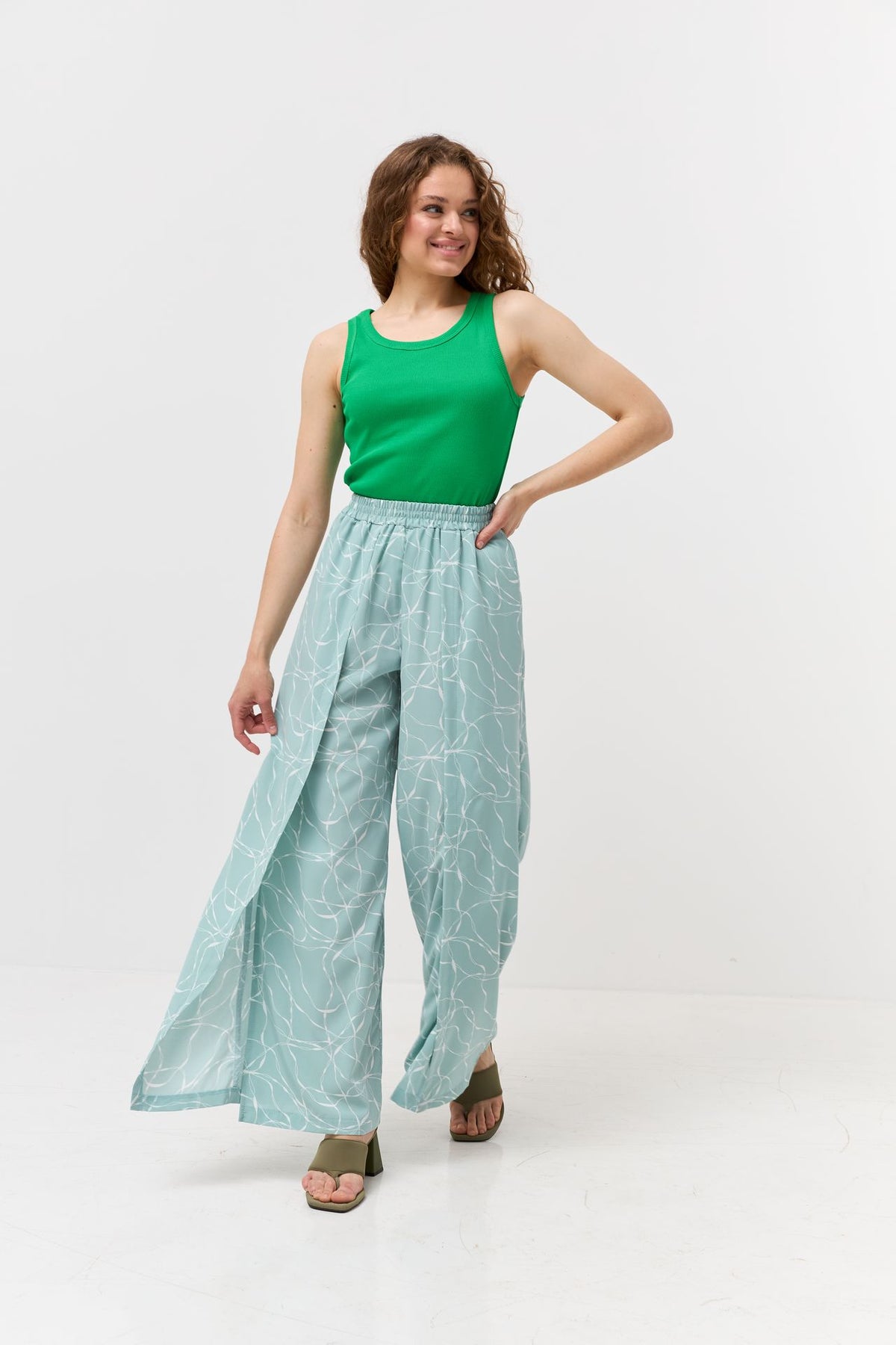 Pantaloni palazzo cu efect petrecut