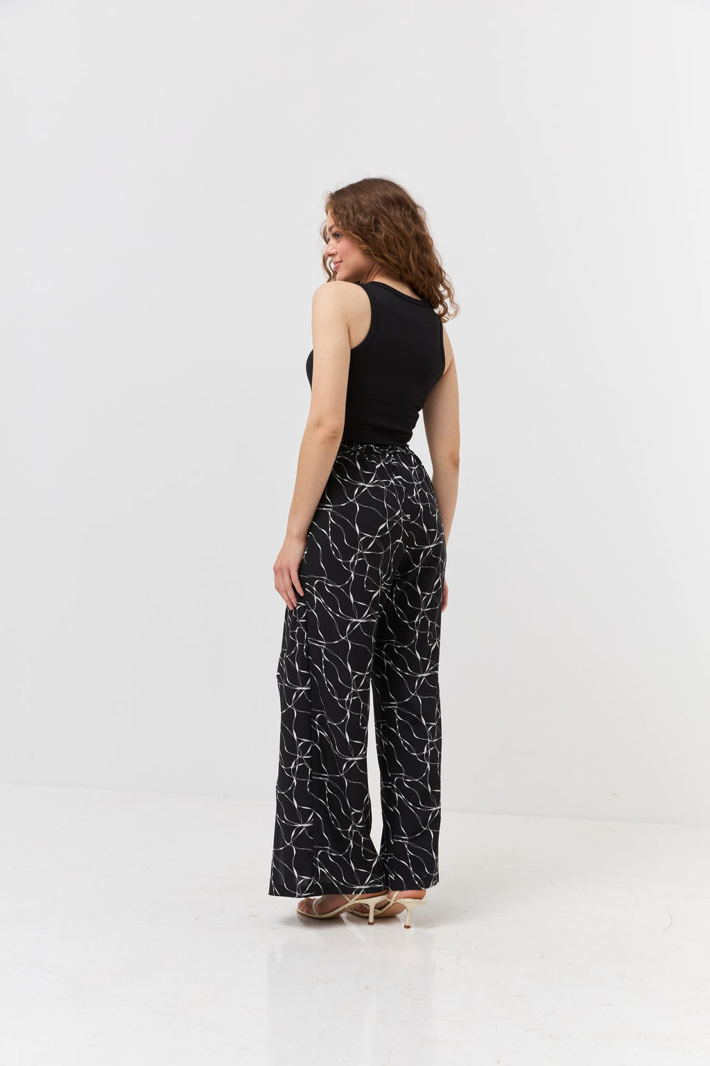 Pantaloni palazzo cu efect petrecut