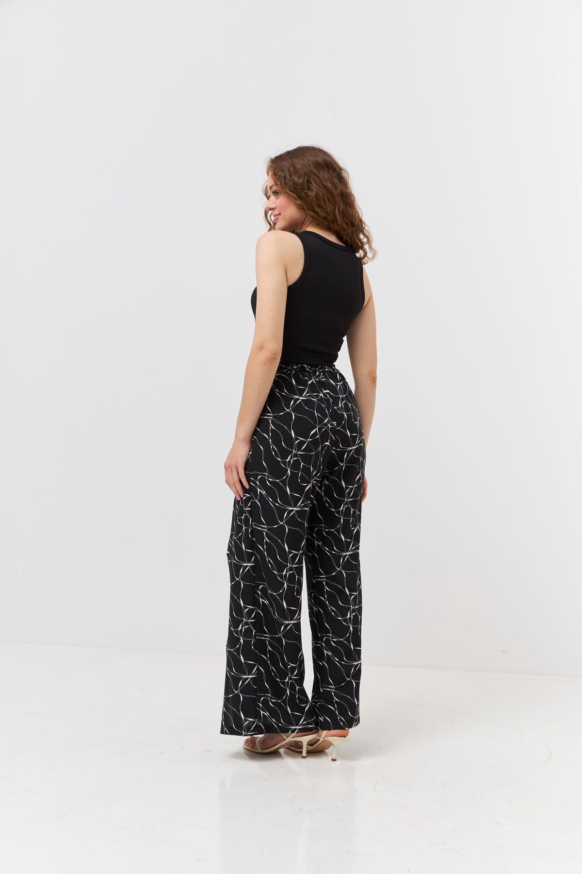 Pantaloni palazzo cu efect petrecut