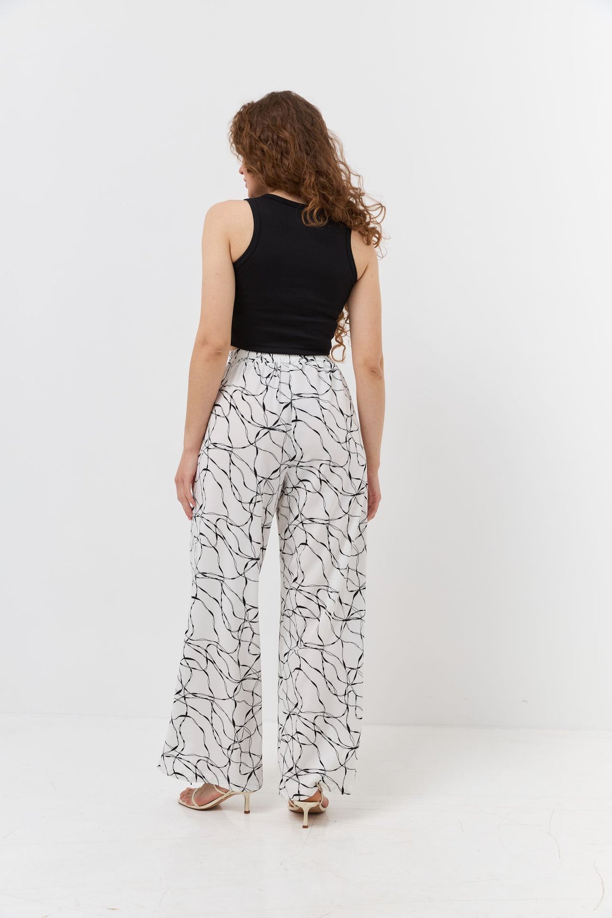 Pantaloni palazzo cu efect petrecut