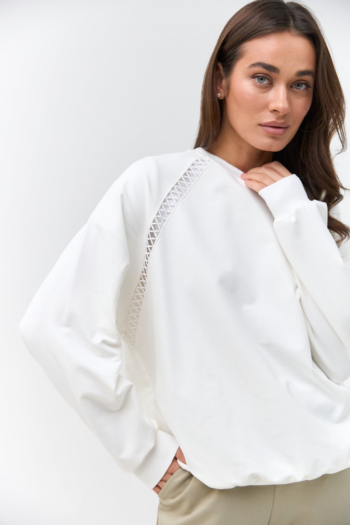 Hanorac raglan cu broderie perforată