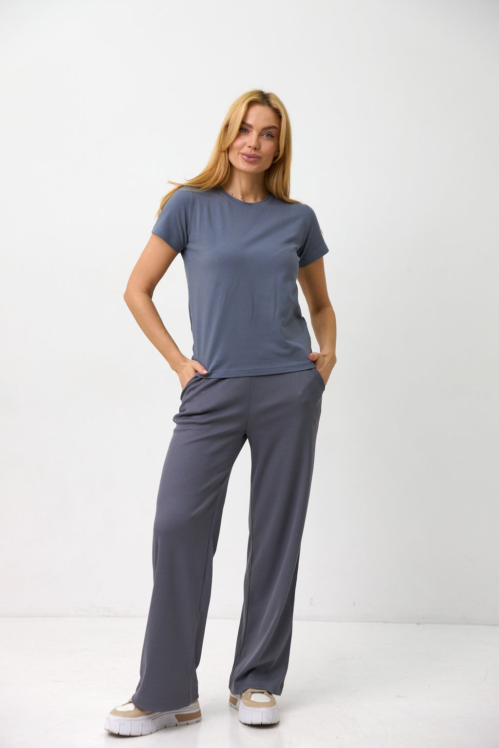 Pantaloni palazzo din tricot reiat cu cordon