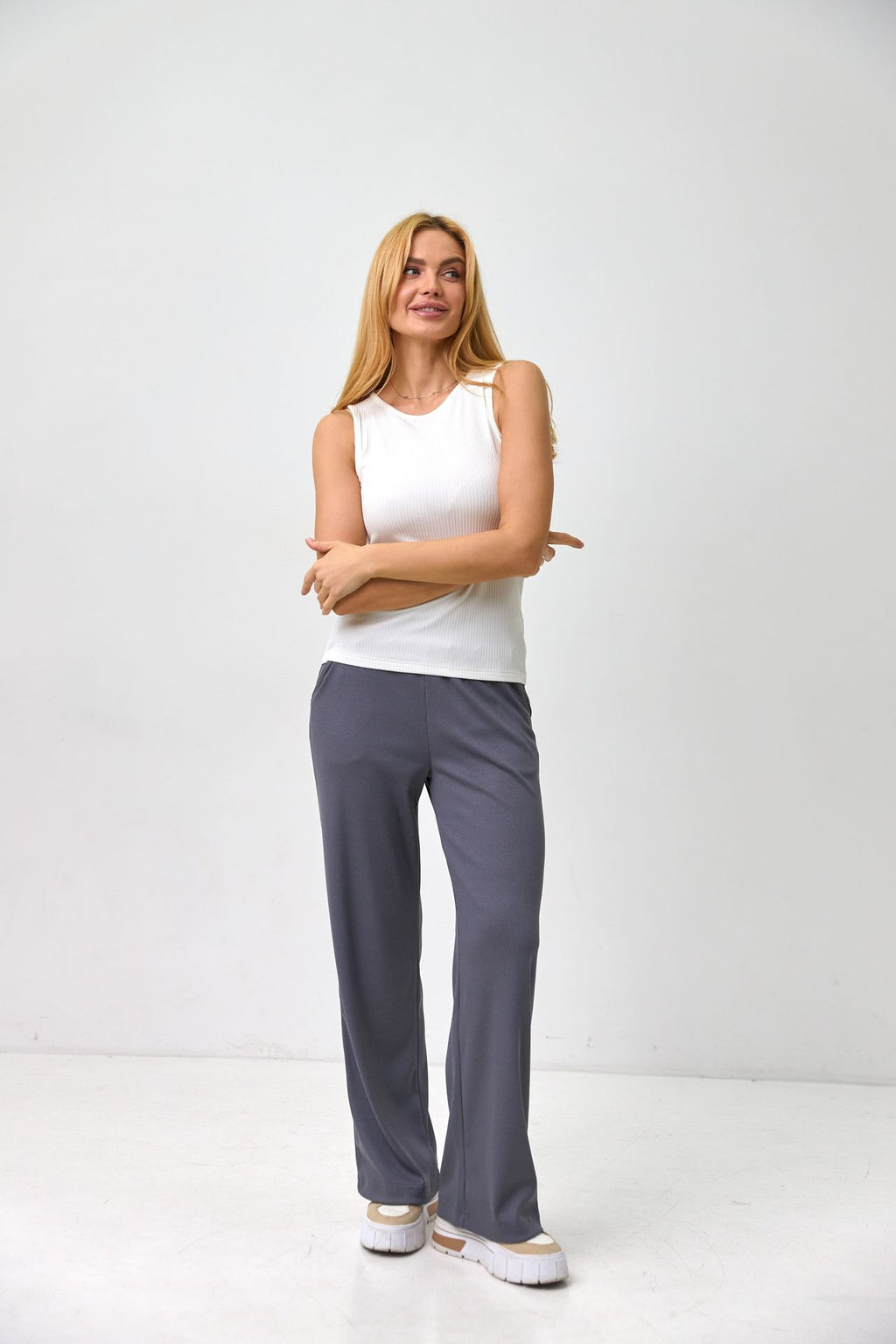 Pantaloni palazzo din tricot reiat cu cordon