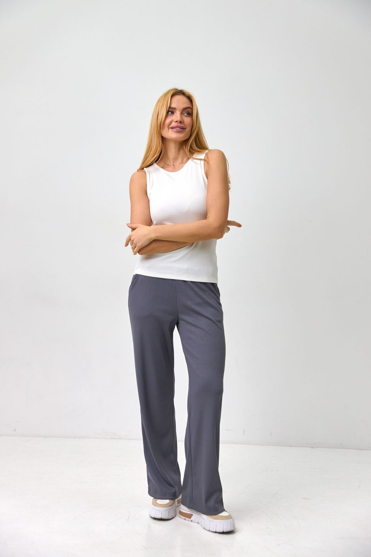 Pantaloni palazzo din tricot reiat cu cordon