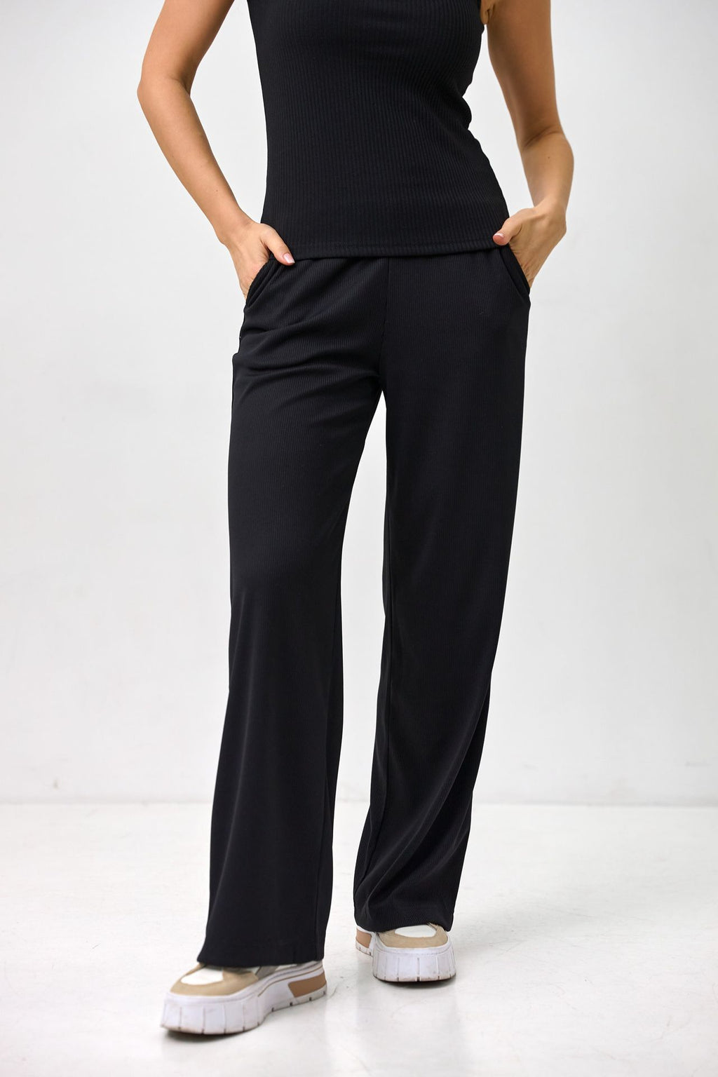 Pantaloni palazzo din tricot reiat cu cordon