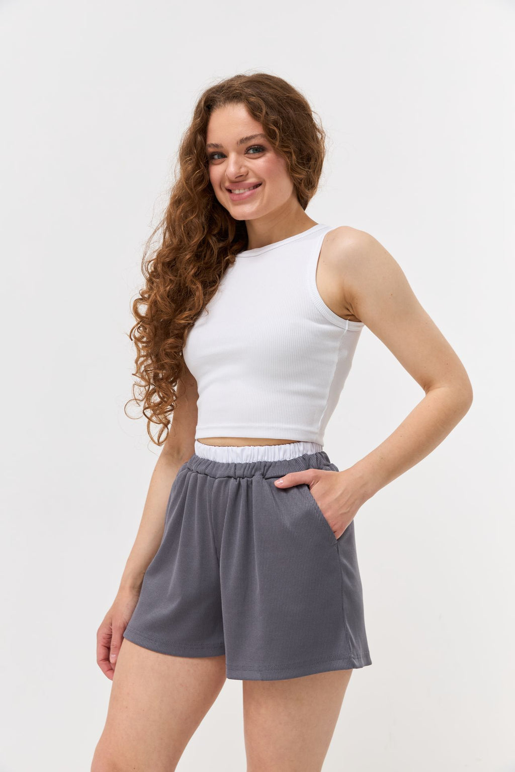 Șort din tricot reiat cu talie elastică albă