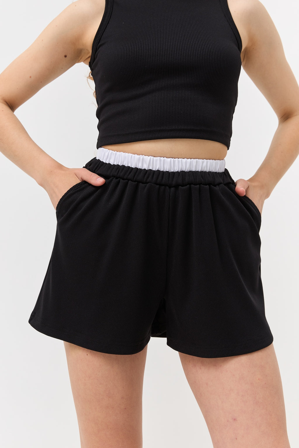 Șort din tricot reiat cu talie elastică albă