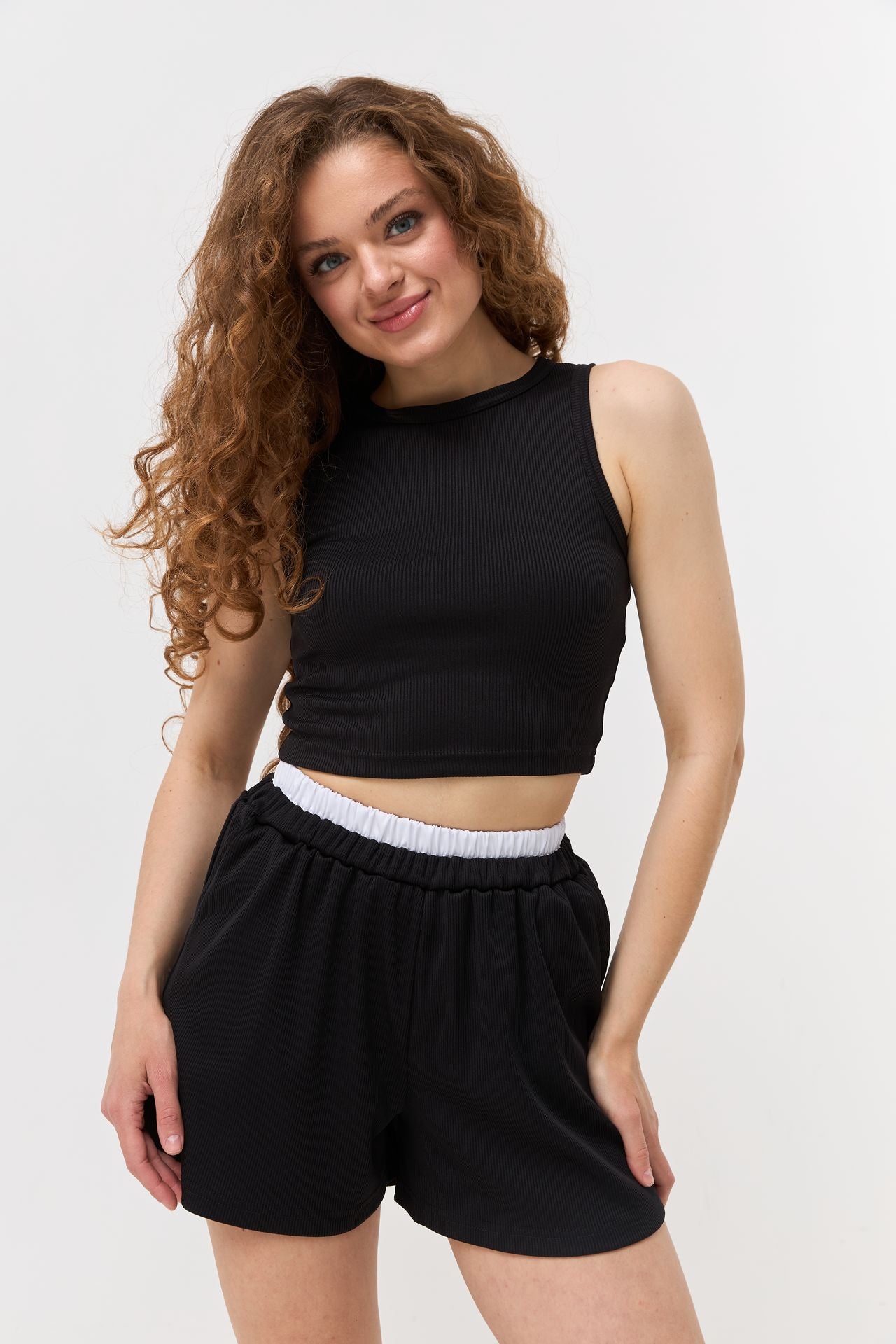 Șort din tricot reiat cu talie elastică albă