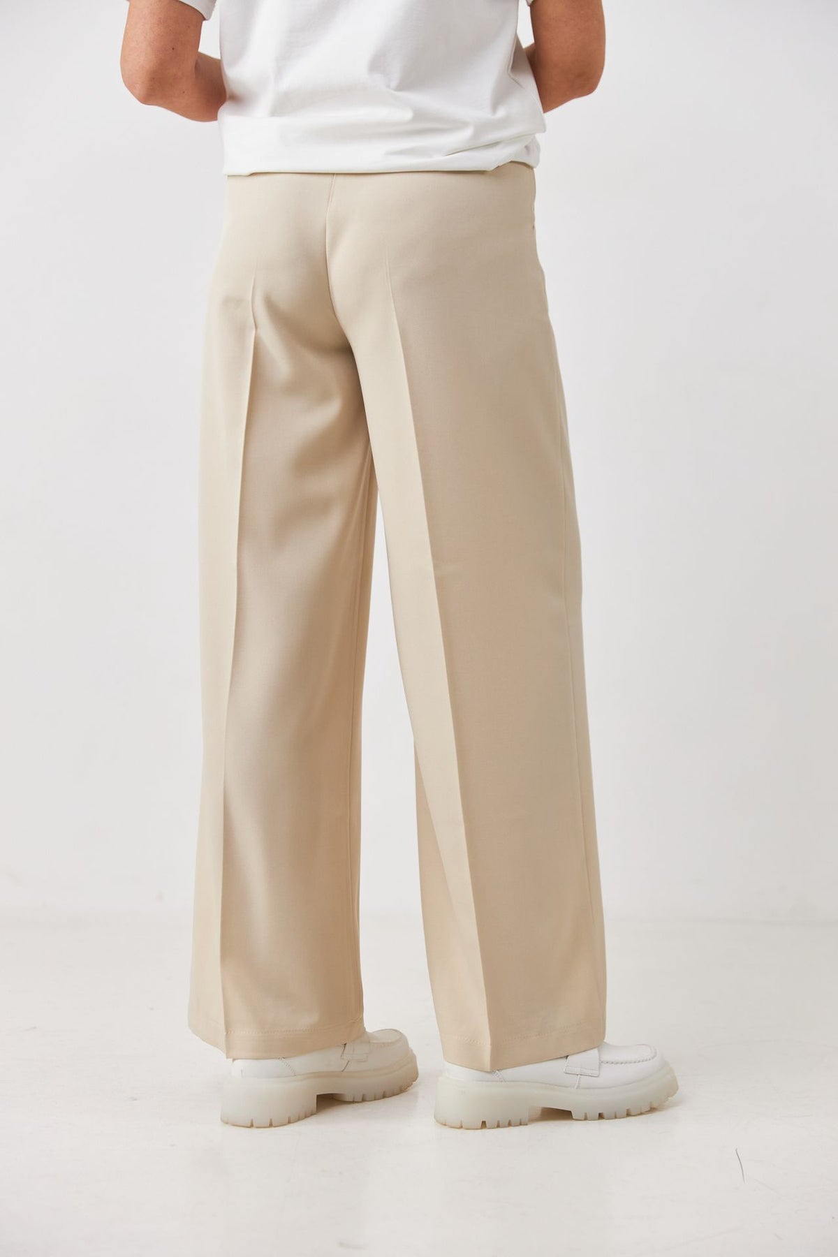 Pantaloni cu dungă și buzunare