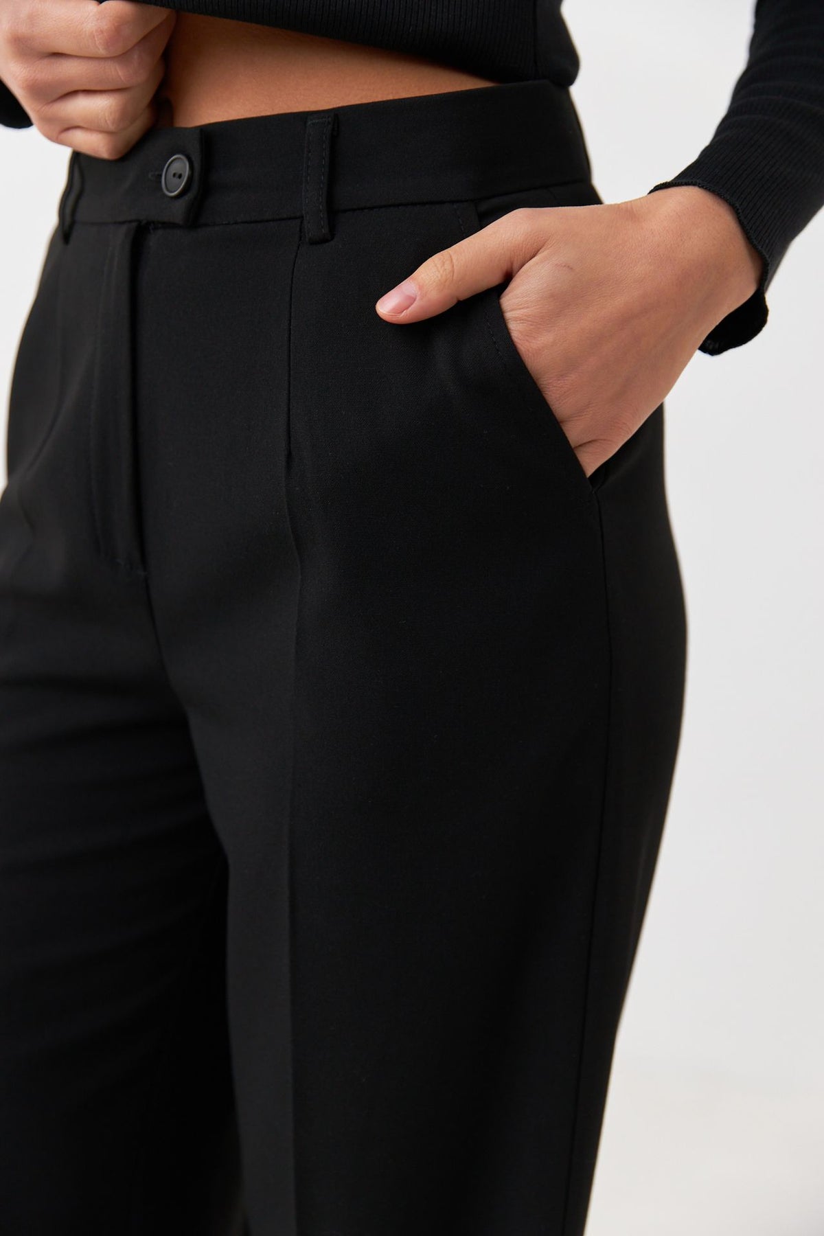 Pantaloni cu dungă și buzunare